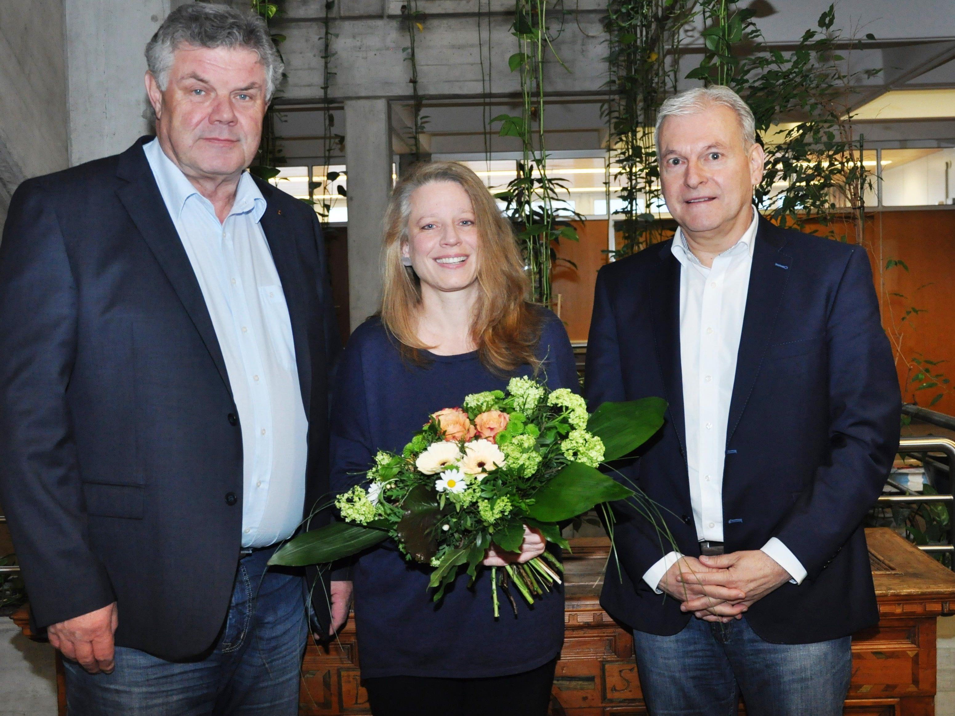 Bürgermeister Katzenmayer überreicht Mag. Schreinzer im Beisein von Stadtamtsdirektor Dr. Erwin Kositz als kleines Dankeschön einen Blumenstrauß.