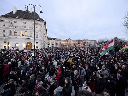 Bei der Gedenkfeier für die Opfer der Terroranschläge in Frankreich am Wiener Ballhausplatz am Sonntag Bei der Gedenkfeier für die Opfer der Terroranschläge in Frankreich am Wiener Ballhausplatz am Sonntag