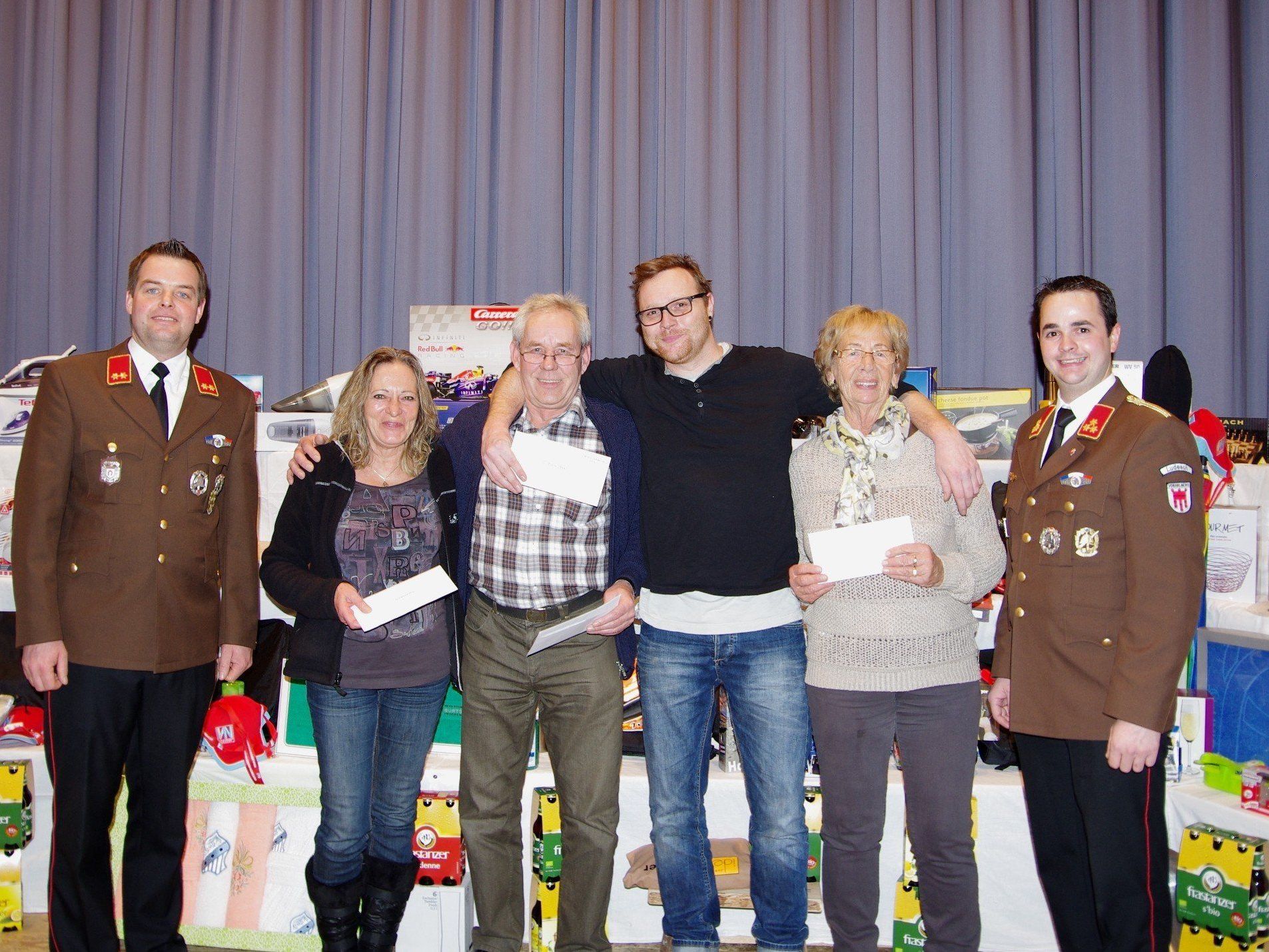 Die glücklichen Gewinner Batisti Blanka, Lechner Manfred, Wucher Rene, Ebersthuber Julia , mit Kdt. Martin Schanung und Kdt.-Stv. Matthias Burtscher. Die glücklichen Gewinner Batisti Blanka, Lechner Manfred, Wucher Rene, Ebersthuber Julia , mit Kdt. Martin Schanung und Kdt.-Stv. Matthias Burtscher.
