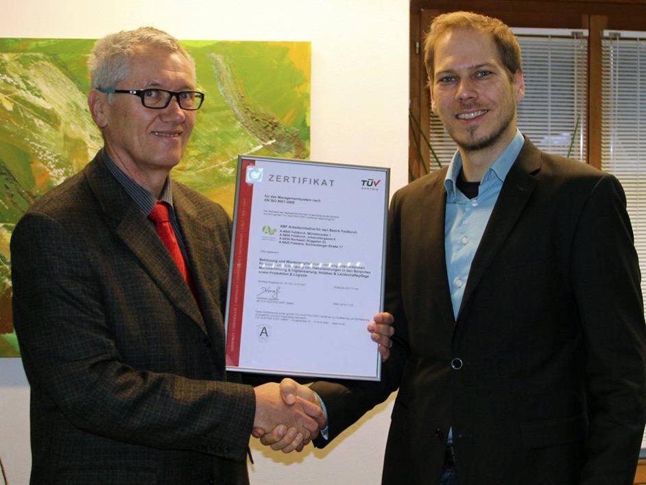 Zertifikatsübergabe von Ing. Josef Beller (TÜV Austria) an Mag. Florian Kresser (GF ABF).