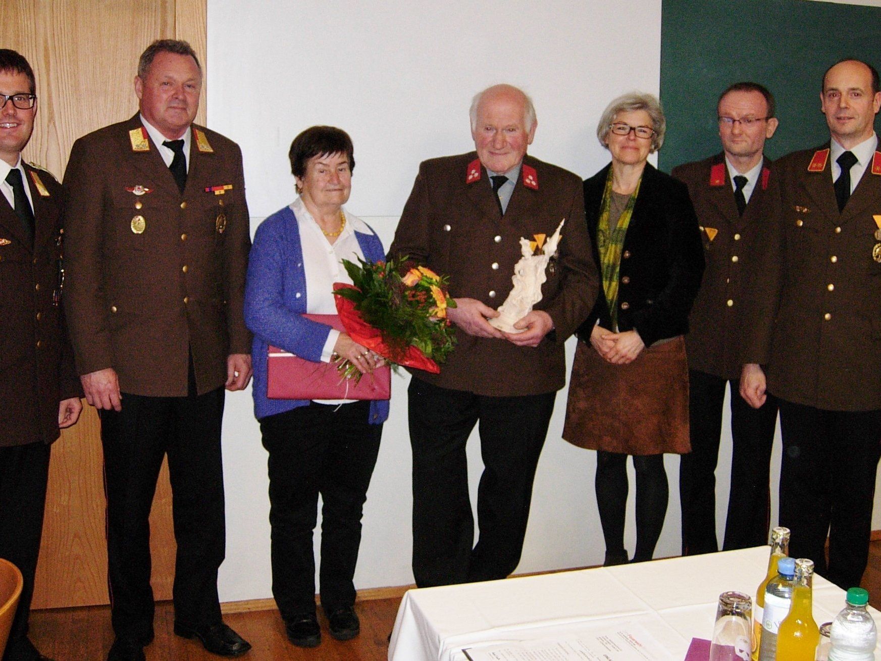 v.l. AFK Harald Simeoni, BV Bertram Leitner, Annelies u. Rupert Winder, Bürgermeisterin Angelika Schwarzmann, Kdt.Stv. Wolfgang Bechter, Kdt. Herbert Bolter v.l. AFK Harald Simeoni, BV Bertram Leitner, Annelies u. Rupert Winder, Bürgermeisterin Angelika Schwarzmann, Kdt.Stv. Wolfgang Bechter, Kdt. Herbert Bolter