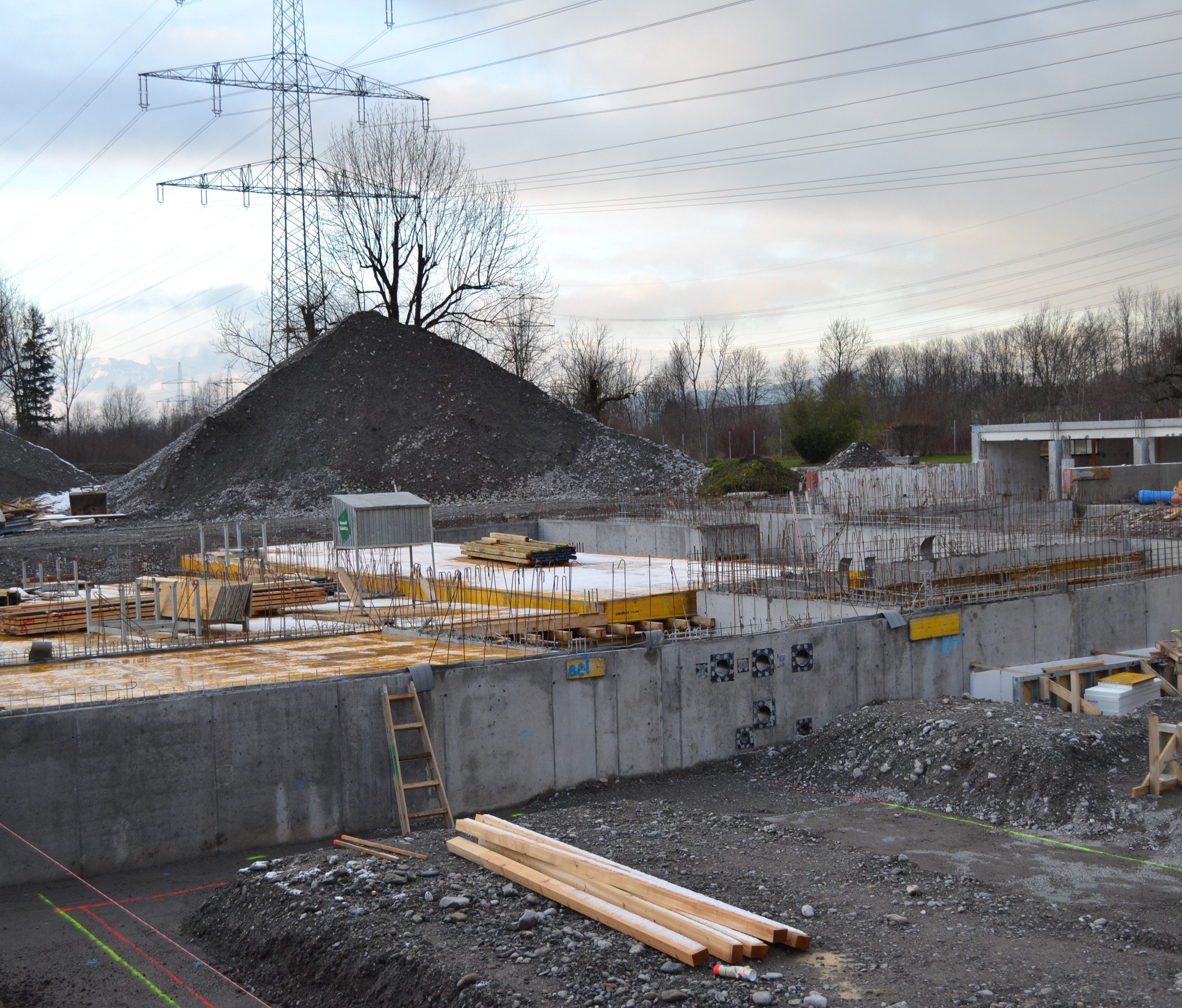 Insgesamt sechs Millionen Euro werden in das „Walgaubad neu“ investiert. Insgesamt sechs Millionen Euro werden in das „Walgaubad neu“ investiert.