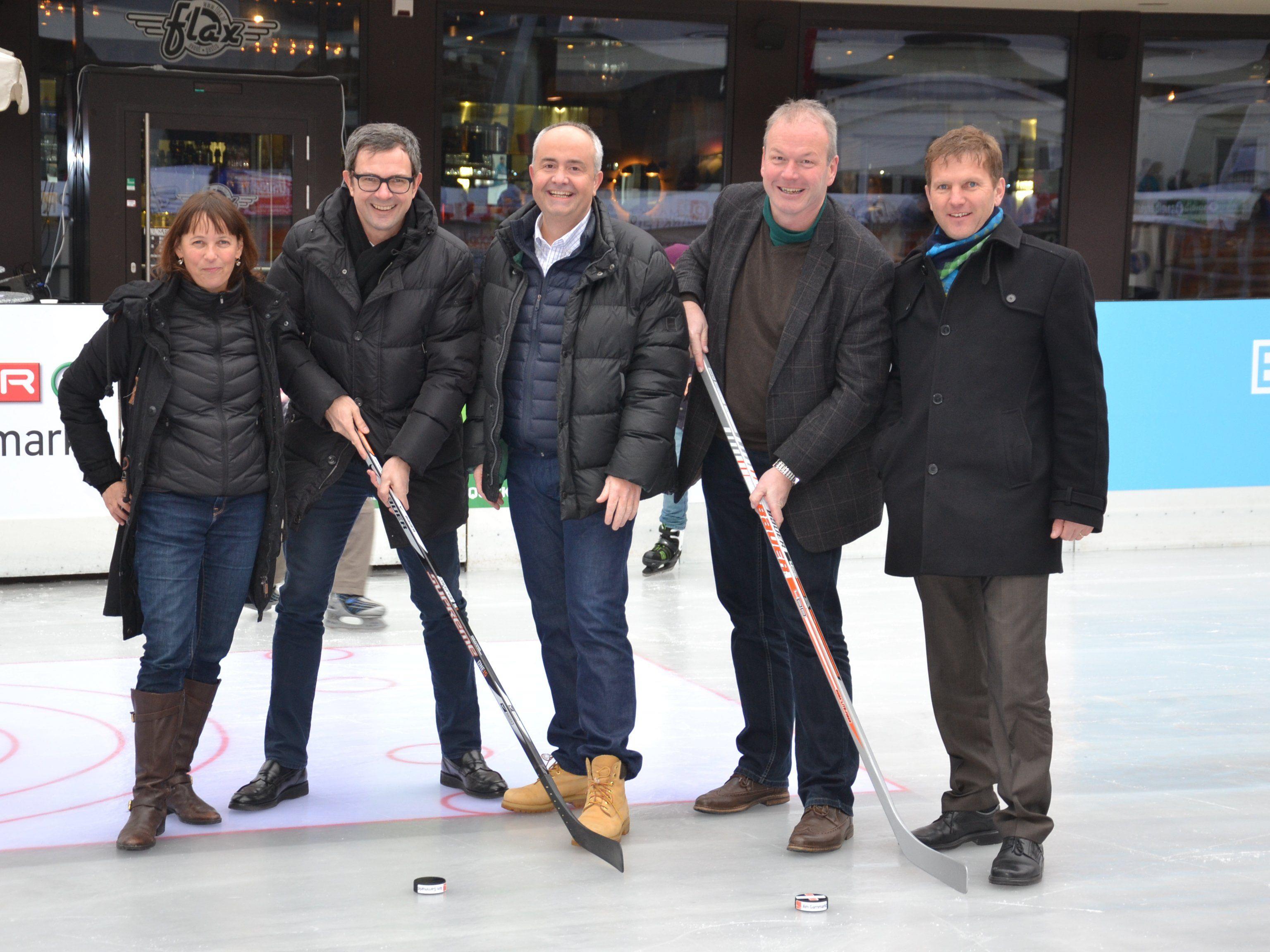 Mit einem kurzen Eishockeyspiel wurde der Eislaufplatz eröffnet: v.l. Isabell Bickel, Bernhard Ölz, Manfred Böhmwalder, Christian Loacker und Joe Welte
