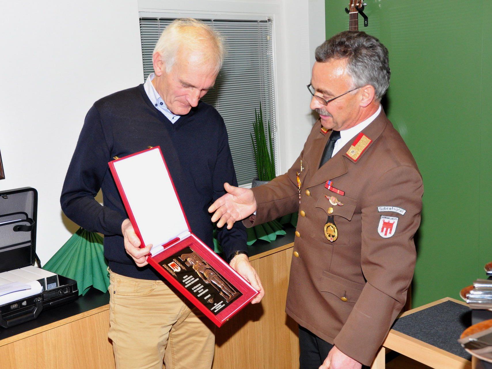 AFK Max Bereuter überreichte die Auszeichnung an Bürgermeister Herbert Dorn.