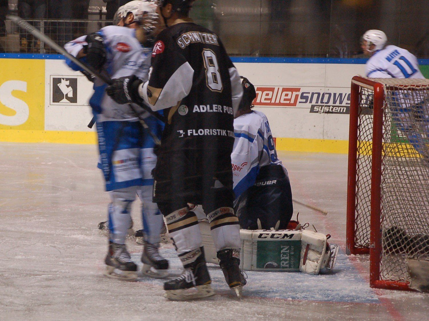 Im Mitteldrittel dicke Luft vor dem EHC-Tor Im Mitteldrittel dicke Luft vor dem EHC-Tor