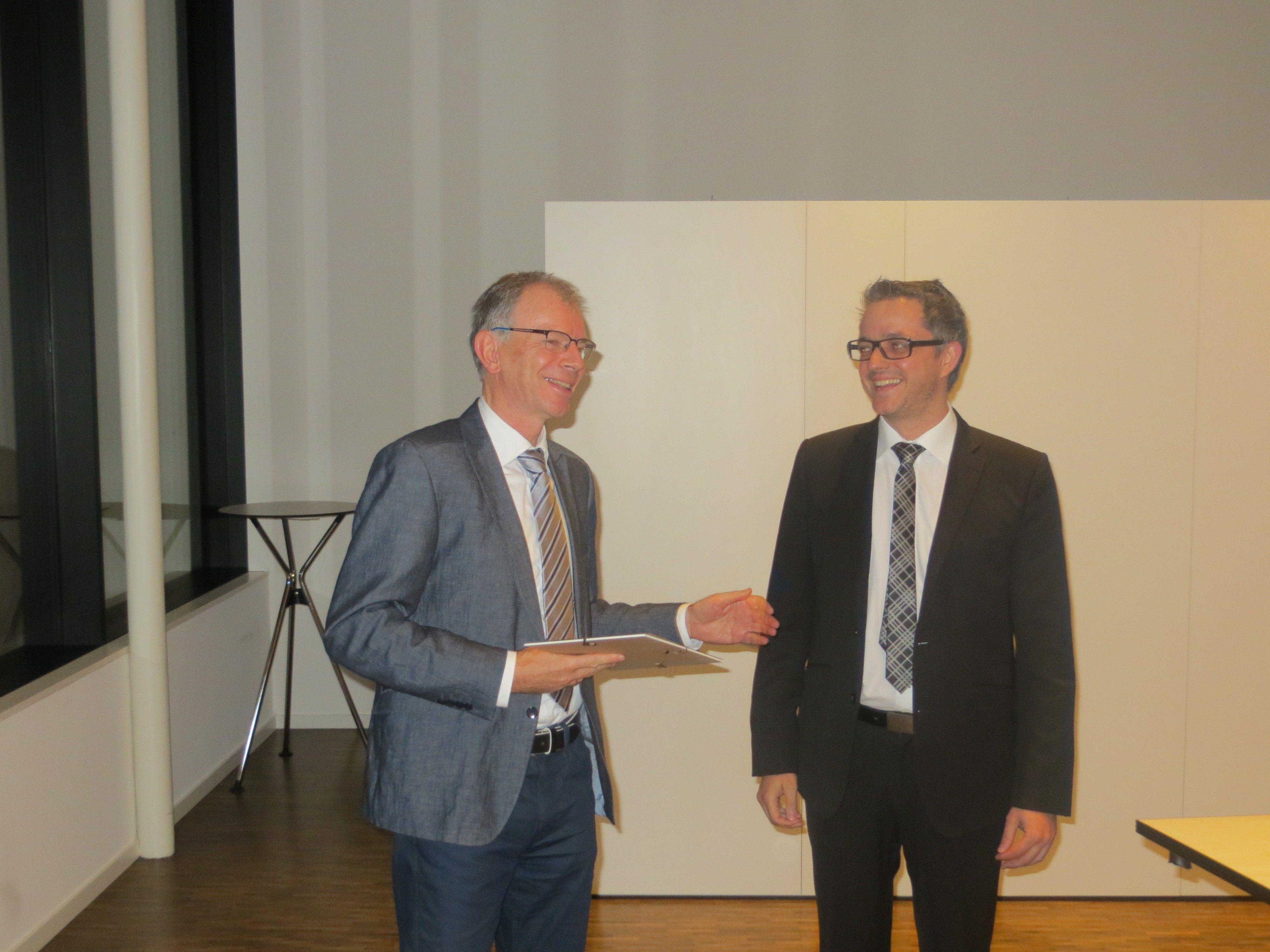Prim. Univ.-Doz. Dr. Karl Lhotta, Präsident der GÄV, und Dr. Philipp Rein bei der Preisverleihung.