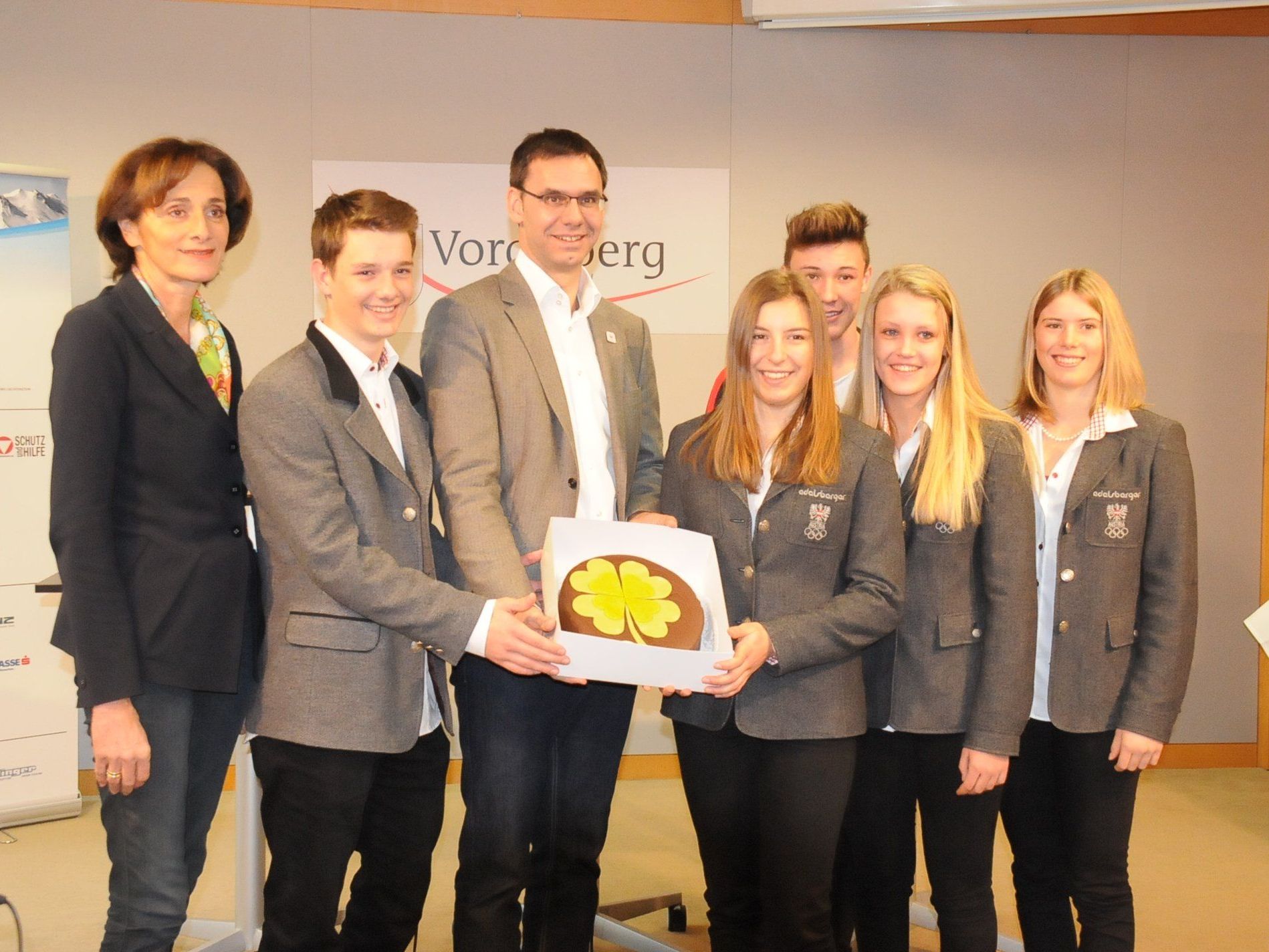 V. l.: Sportlandesrätin Bernadette Mennel, Fabian Hartmann, Landeshauptmann Markus Wallner, Elina Batruel, Xaver Kuster, Victoria Boric und Katharina Liensberger. V. l.: Sportlandesrätin Bernadette Mennel, Fabian Hartmann, Landeshauptmann Markus Wallner, Elina Batruel, Xaver Kuster, Victoria Boric und Katharina Liensberger.