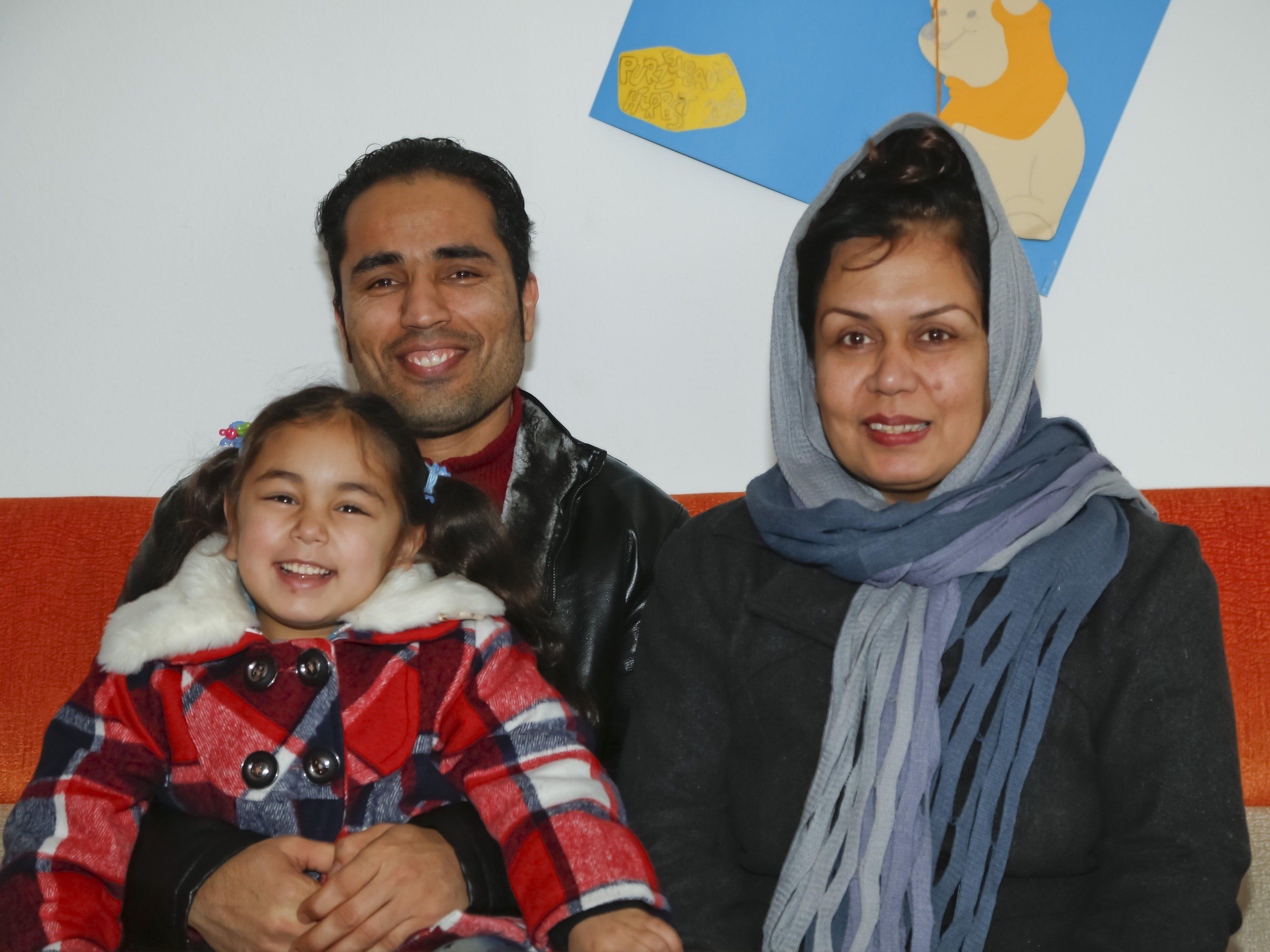 Drei Jahre waren sie getrennt. Jetzt konnten sie sich wieder in die Arme schließen, Ruhulla und Salma Baryalai und ihre Tochter Rukhsar.