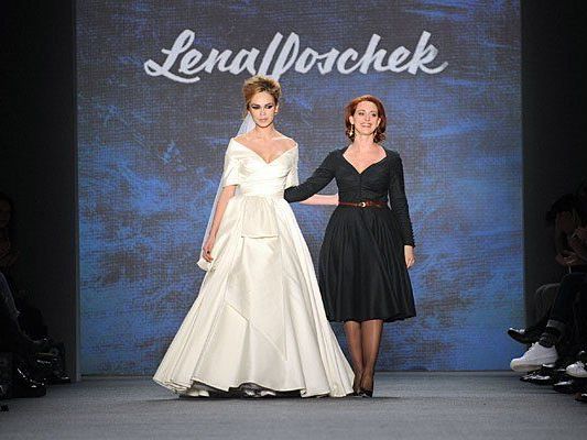 Designerin Lena Hoschek sorgte mit ihren Brautkleidern bei der Berlin Fashion Week für Begeisterung Designerin Lena Hoschek sorgte mit ihren Brautkleidern bei der Berlin Fashion Week für Begeisterung