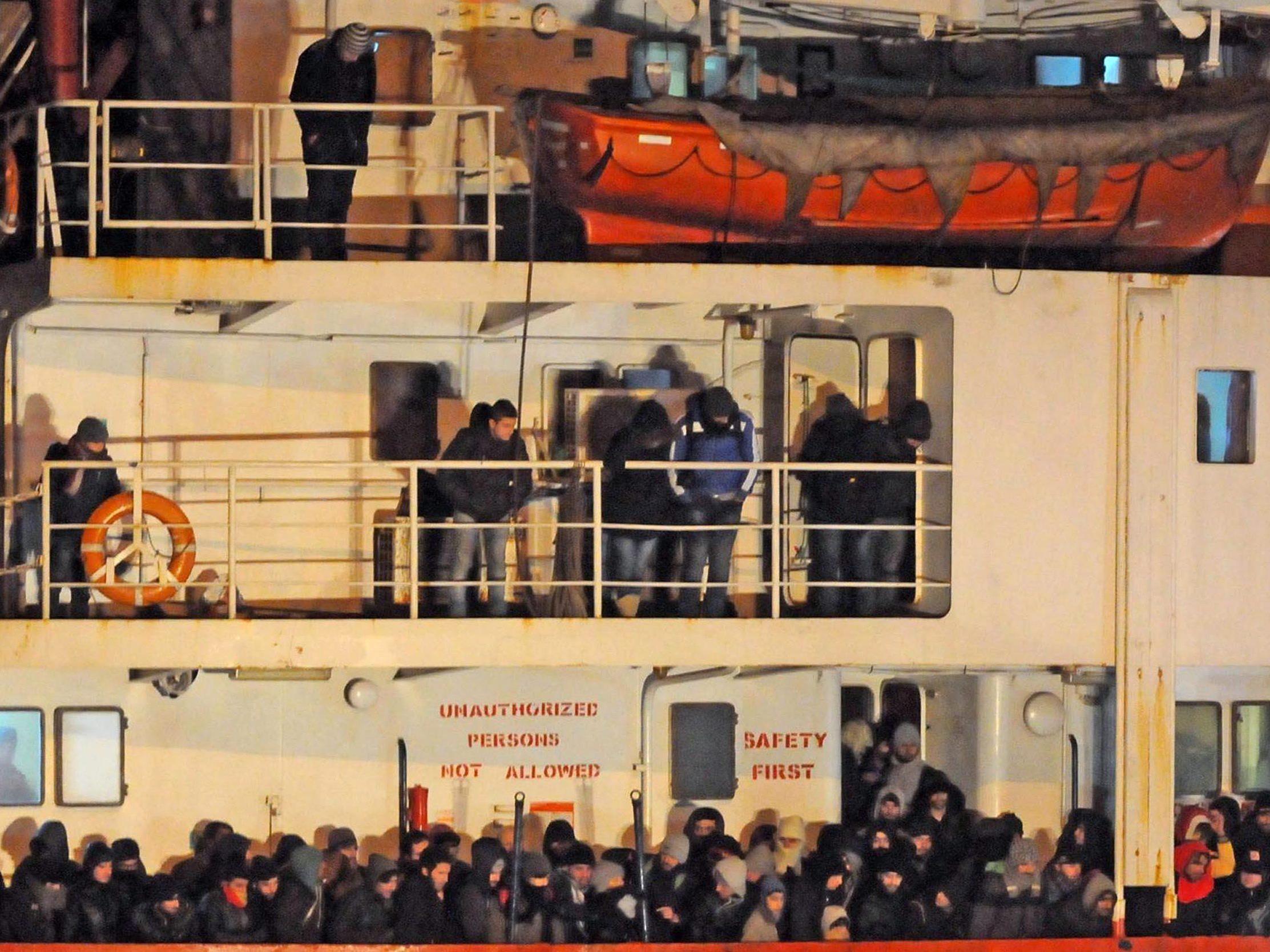Das von der Crew verlassene Schiff "Blue Sky M" hatte 768 Migranten an Bord.