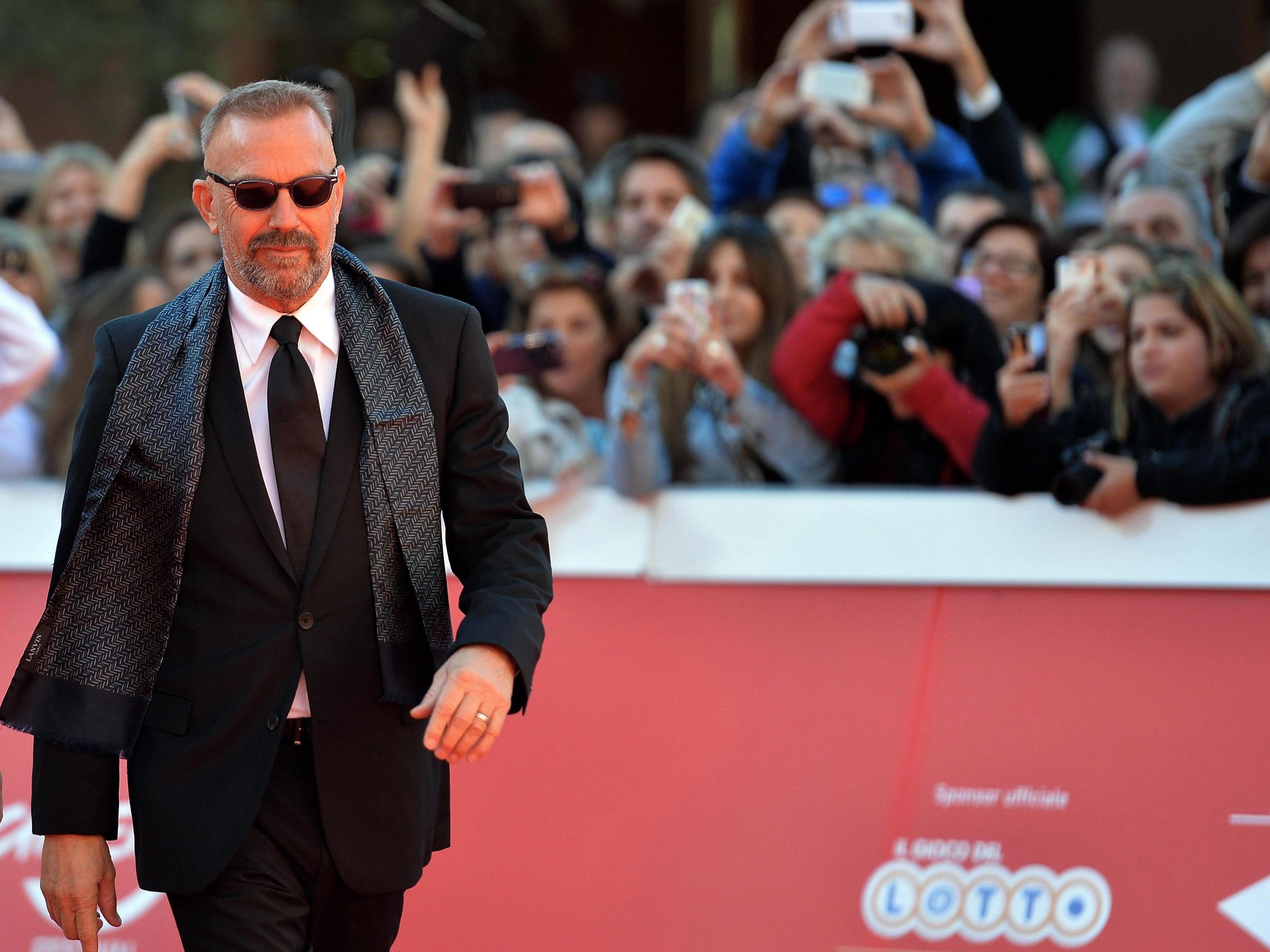 Kevin Costner feiert seinen 60. Geburtstag. Kevin Costner feiert seinen 60. Geburtstag.