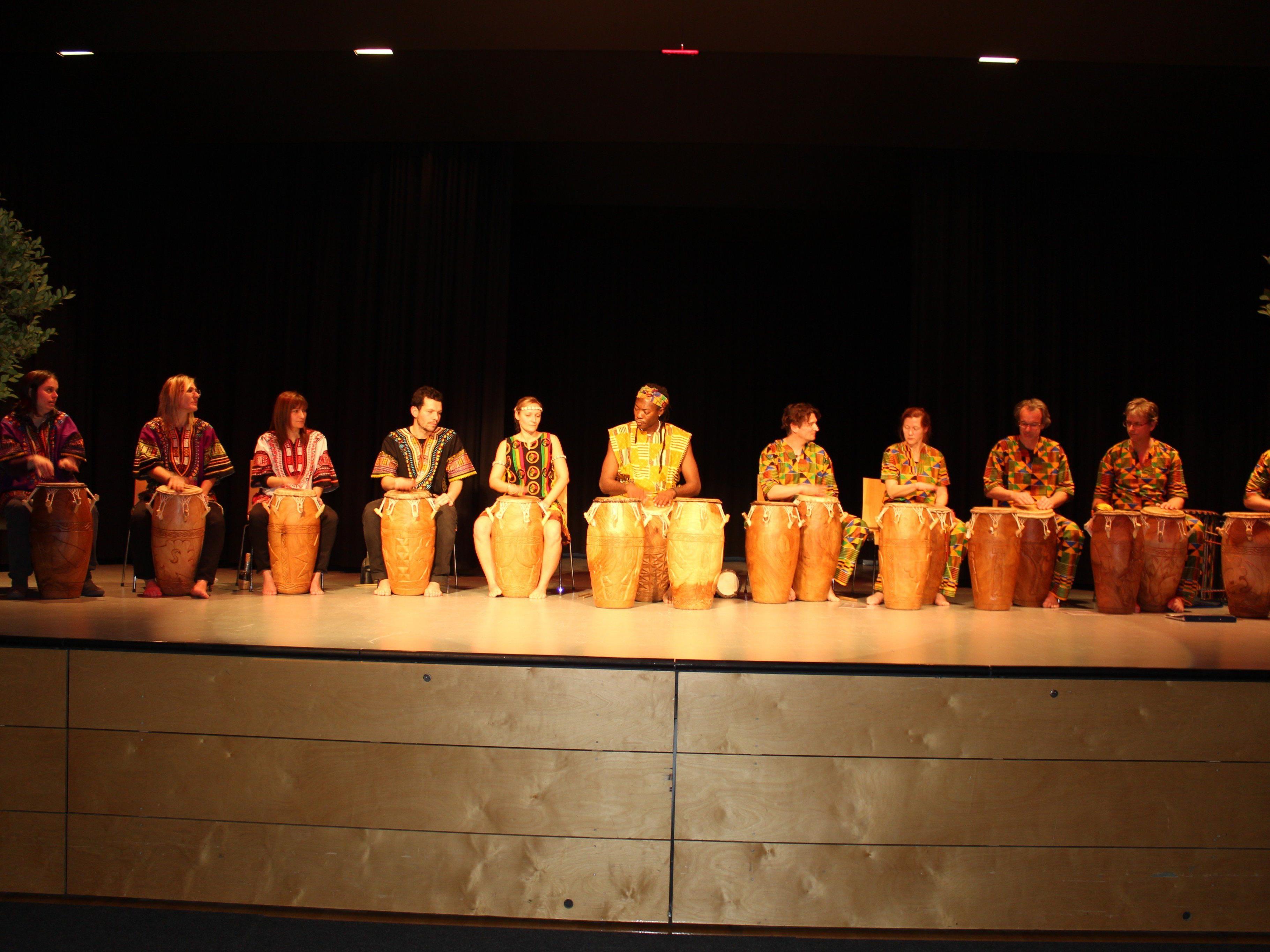 Die "Pata-Bum-Drummers" mit Kofi Quarshie gastierten im Adalbert-Welte-Saal