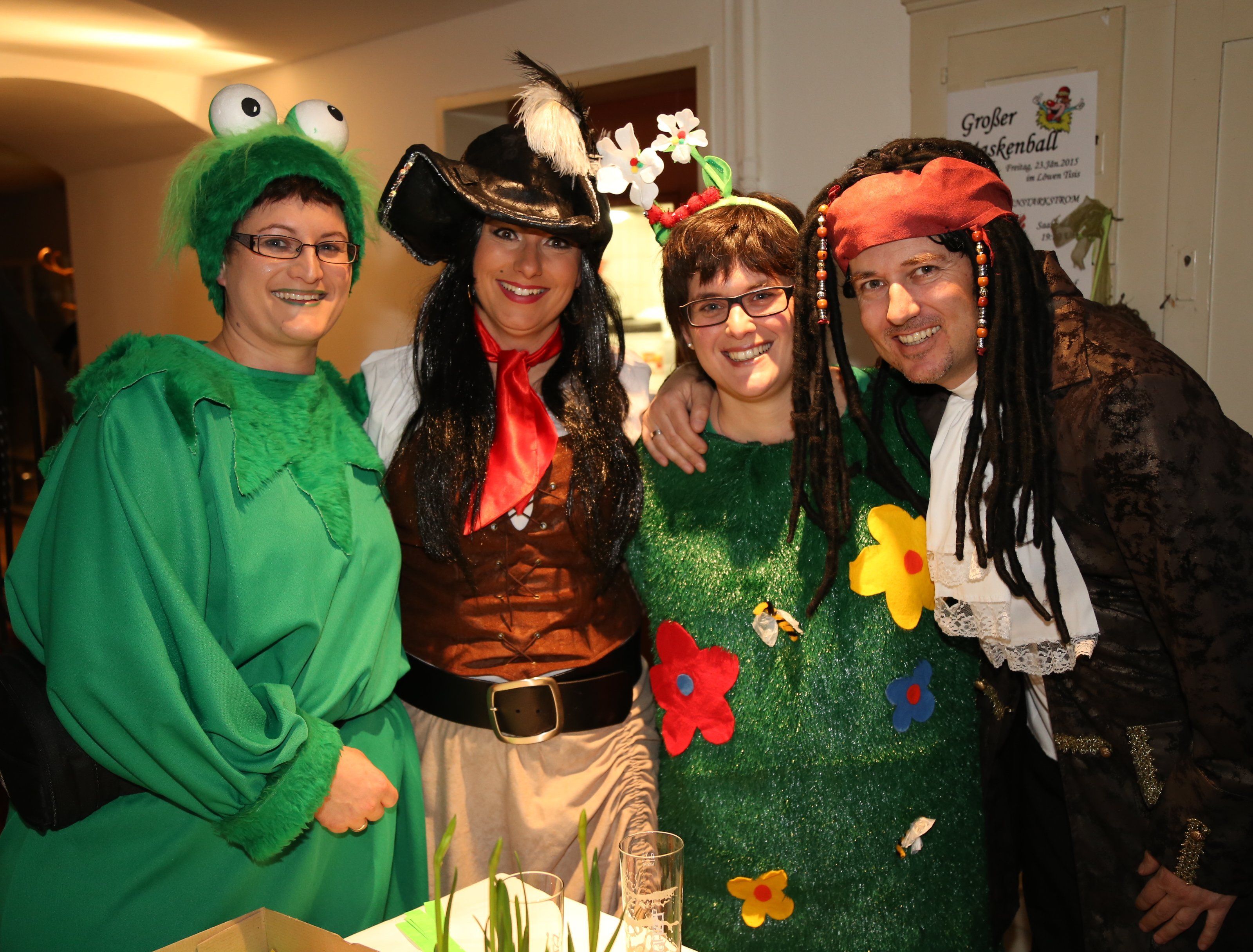Claudia, Manuela, Andrea und Alex - Mäschgerle vom SV Tisis amüsierten sich beim Dorfball. Claudia, Manuela, Andrea und Alex - Mäschgerle vom SV Tisis amüsierten sich beim Dorfball.