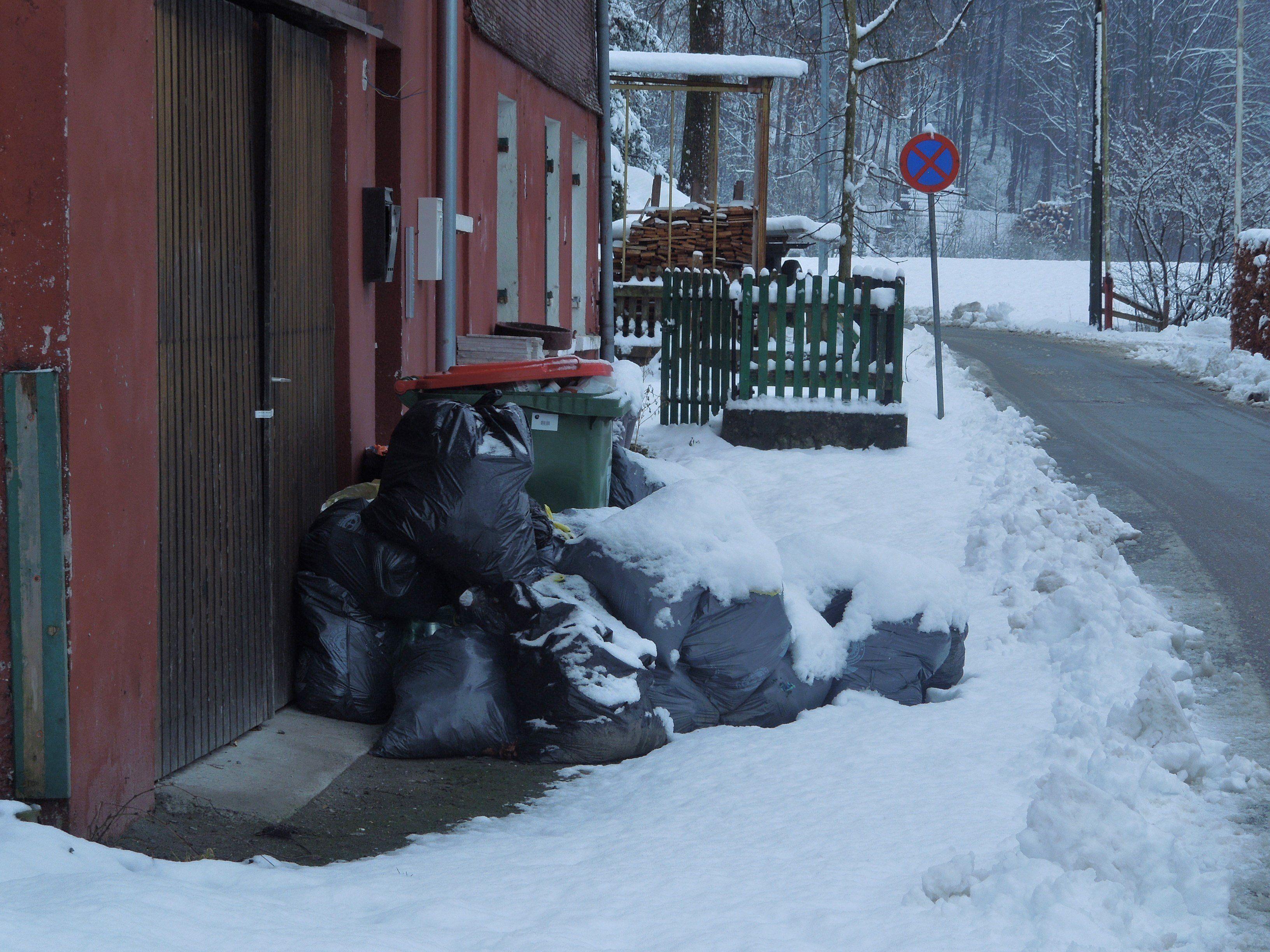 Im Bürgerforum wird darauf hingewiesen, dass u.a. in der Römerstraße schon länger Müllsäcke deponiert werden.