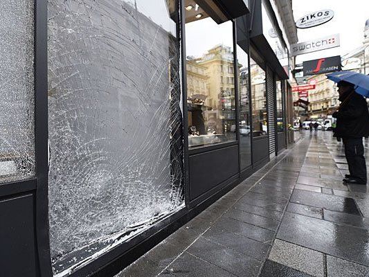 Die Auslagenscheibe des Juweliers am Graben nach der Rammbock-Attacke Die Auslagenscheibe des Juweliers am Graben nach der Rammbock-Attacke