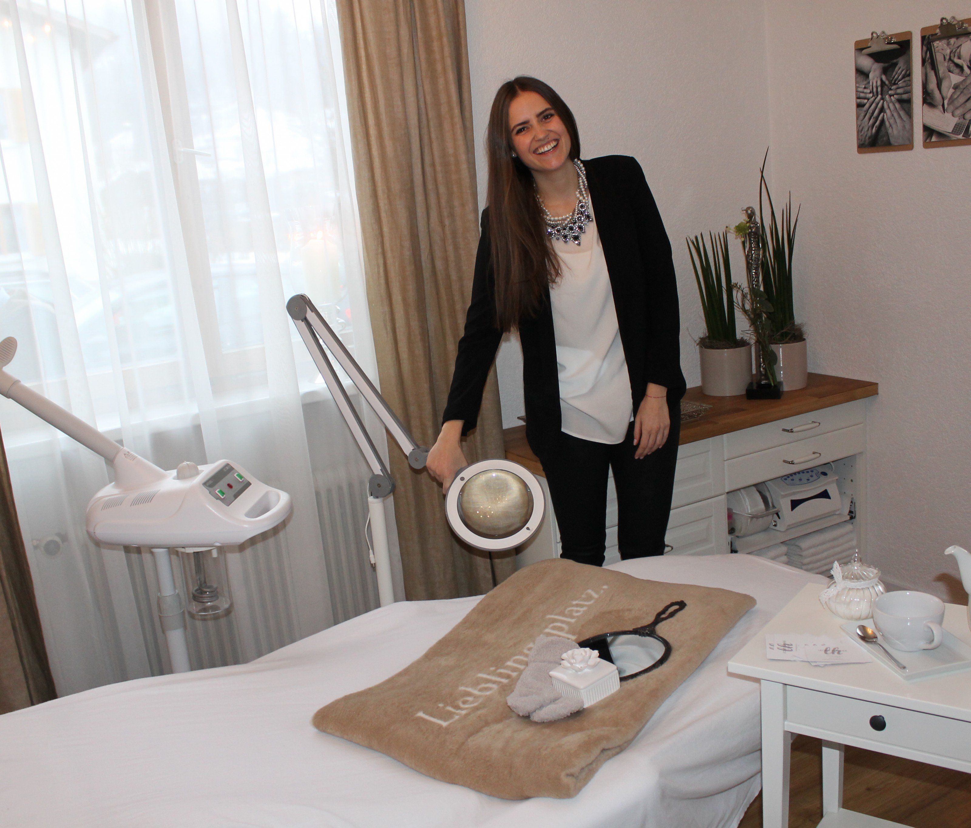 Die Jungunternehmerin wagt den Schritt in die Selbständigkeit. Die Jungunternehmerin wagt den Schritt in die Selbständigkeit.