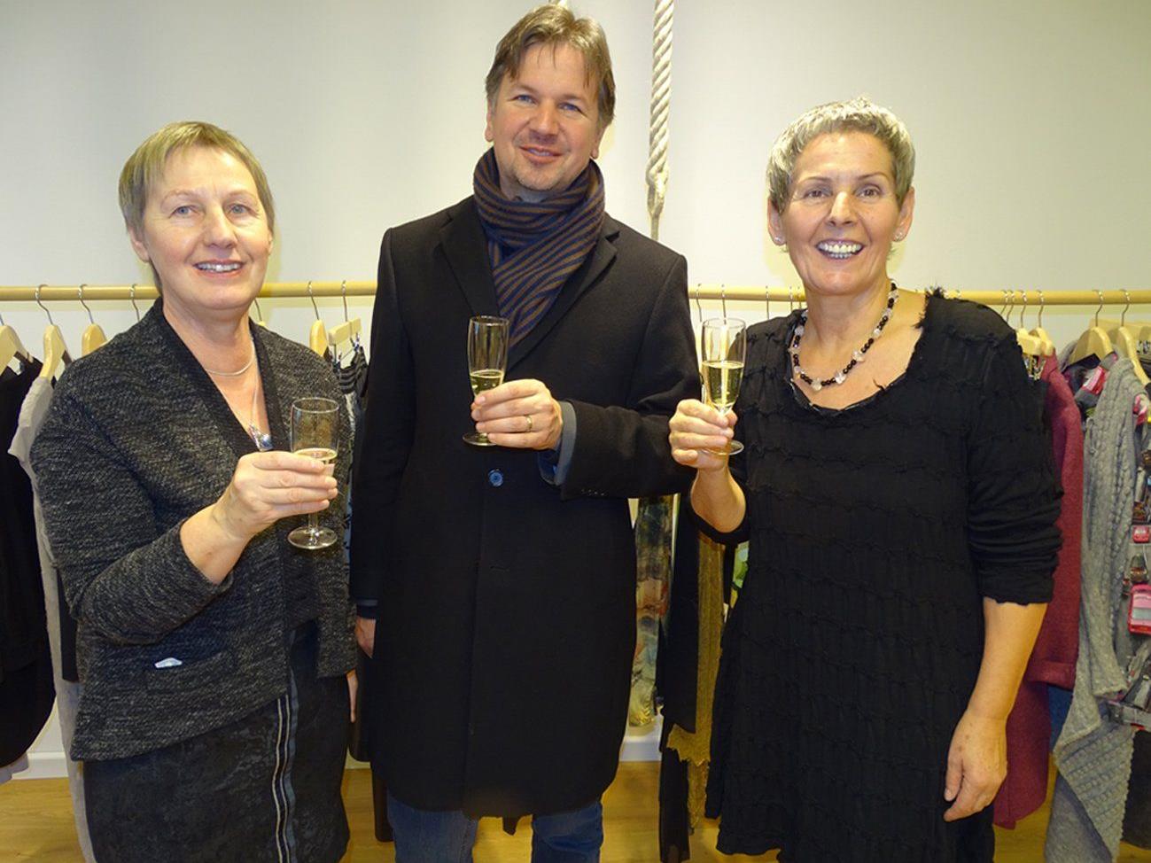Markus Schadenbauer-Lacha stößt mit Anna und Gertrud Nachbaur (r.) auf die neue Boutique an.