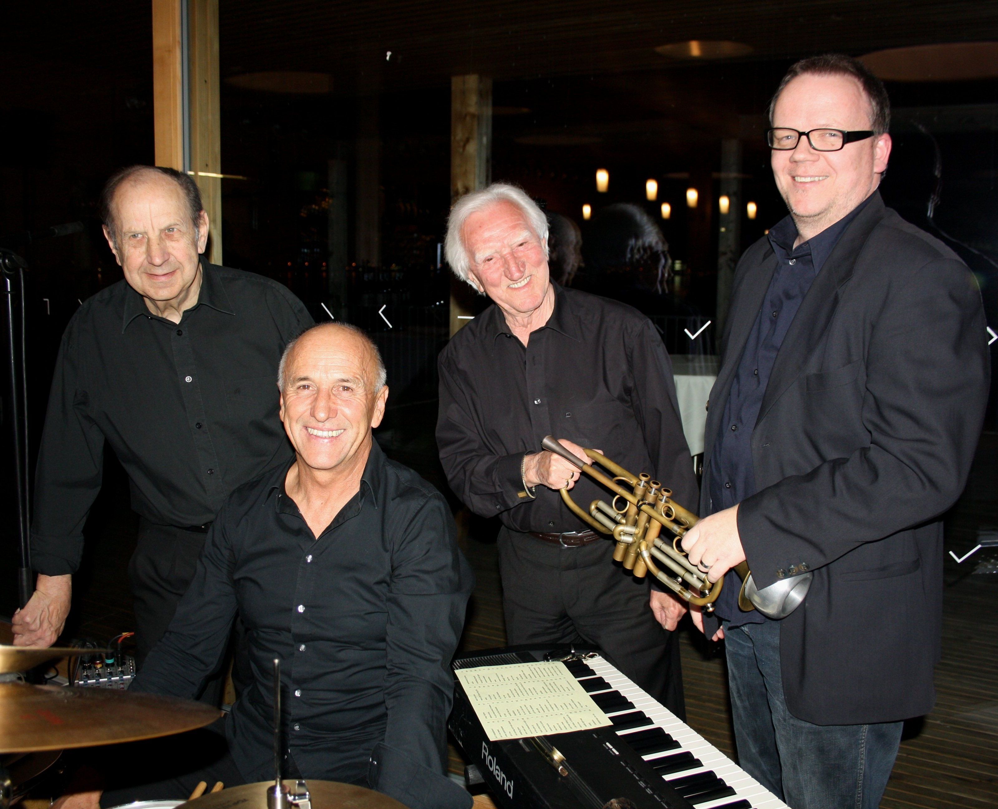 Die Gruppe „Round about Jazz Combo“ sorgt nächsten Donnerstag bei „Jazz am See“ für die gute Stimmung auf dem Badehaus des Seehotels Am Kaiserstrand. Die Gruppe „Round about Jazz Combo“ sorgt nächsten Donnerstag bei „Jazz am See“ für die gute Stimmung auf dem Badehaus des Seehotels Am Kaiserstrand.