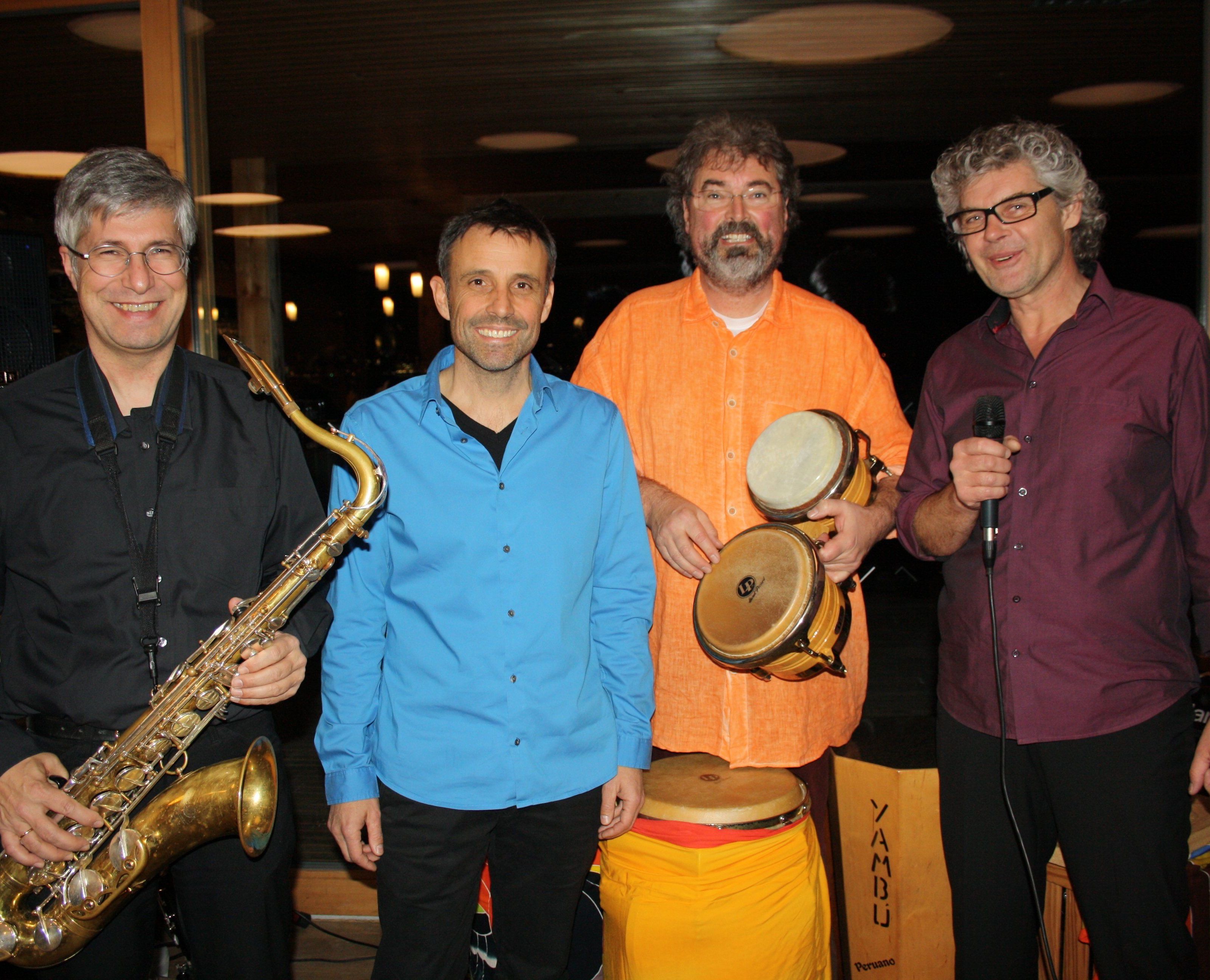 Die Gruppe „Stand:art“ mit Werner Gorbach (Sax), Geri Bösch (Piano), Robert Rader (Percussion) und Christian Mayer (Vocal) sorgte bei „Jazz am See“ für die gute Stimmung. Die Gruppe „Stand:art“ mit Werner Gorbach (Sax), Geri Bösch (Piano), Robert Rader (Percussion) und Christian Mayer (Vocal) sorgte bei „Jazz am See“ für die gute Stimmung.