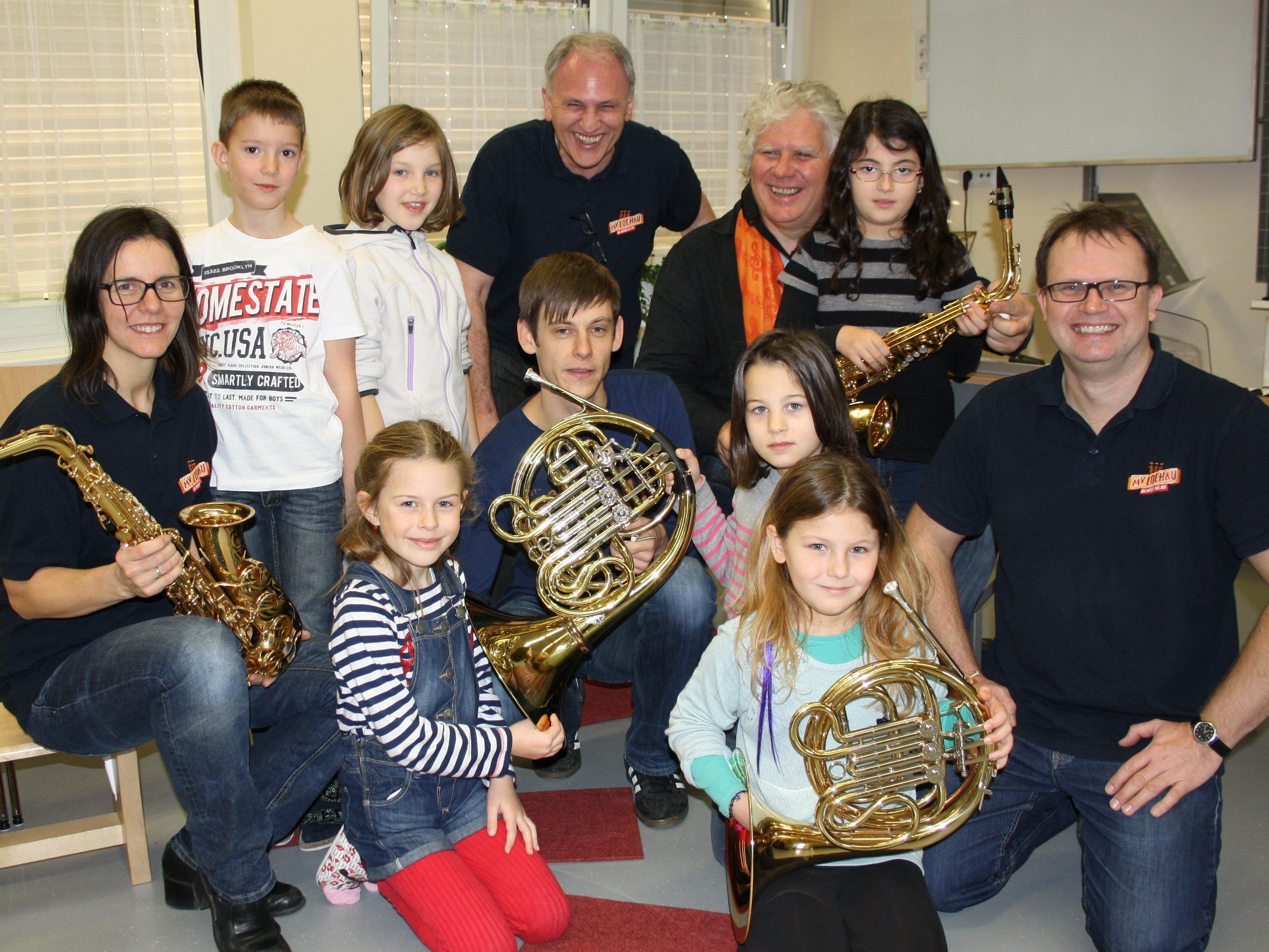 Lehrer der Musikschule Leiblachtal sowie Vorstand Wolfram Baldauf und die Jugendreferenten des Musikvereines Lochau begeisterten die Schüler für die Blasmusik.