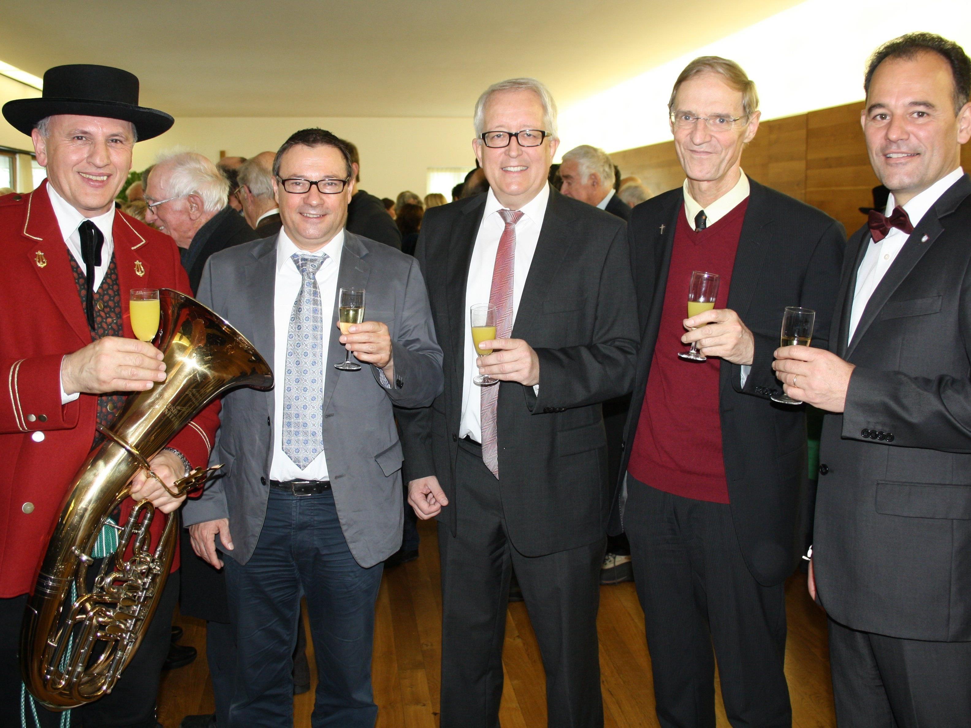 Wolfram Baldauf (Musikverein), Vizebürgermeister Christophorus Schmid, Bürgermeister Michael Simma, Pfarrer Gerhard Mähr und Wolfgang Sandrisser (Männergesangverein), von links.