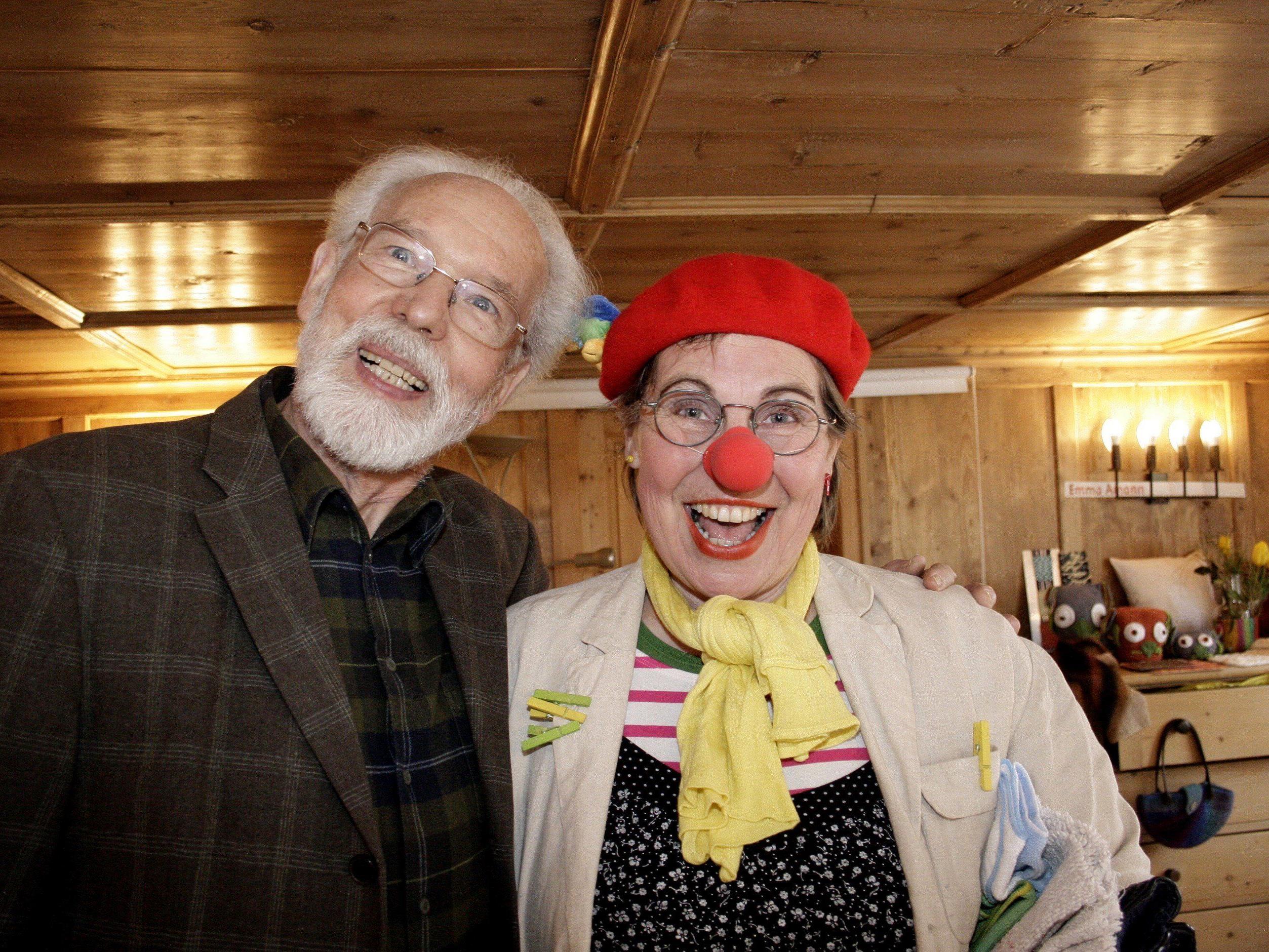 VHS-Obmann Werner Sonderegger eröffnete mit Clownfrau Daniela Burgstaller den Tag der offenen Tür.