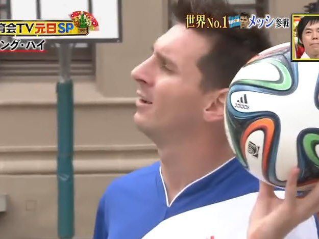 Super-Techniker Messi beeindruckt mit einem echten Kunstschuss. Super-Techniker Messi beeindruckt mit einem echten Kunstschuss.