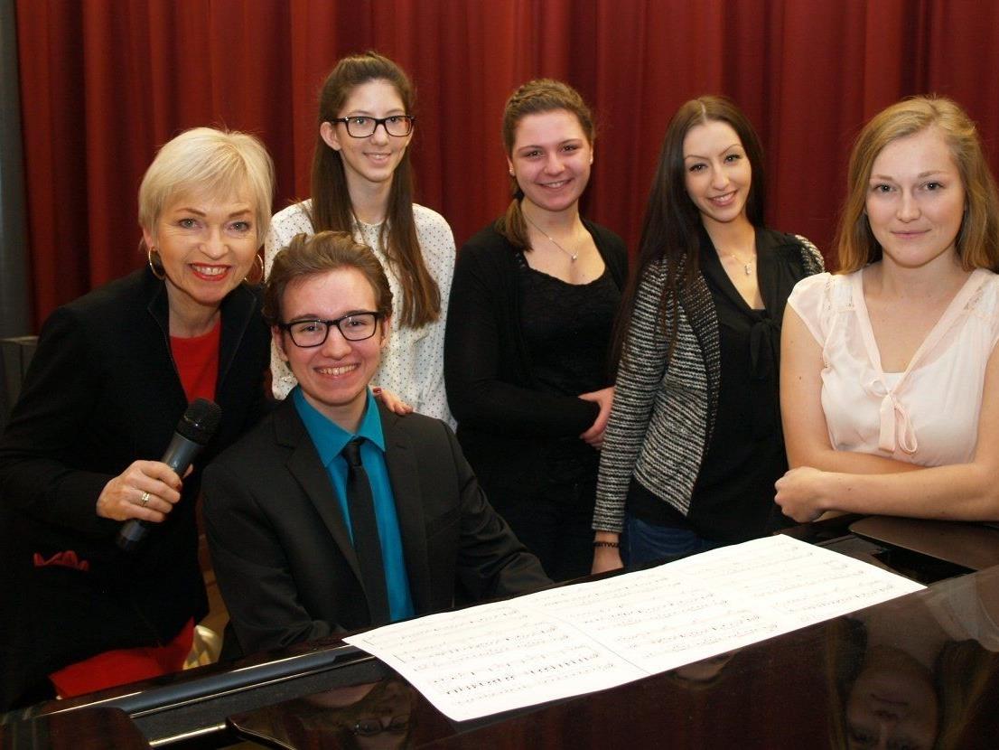 Dorit Wilhelm mit einigen MusikerInnen beim Benefizabend am Bundesgymnasium.