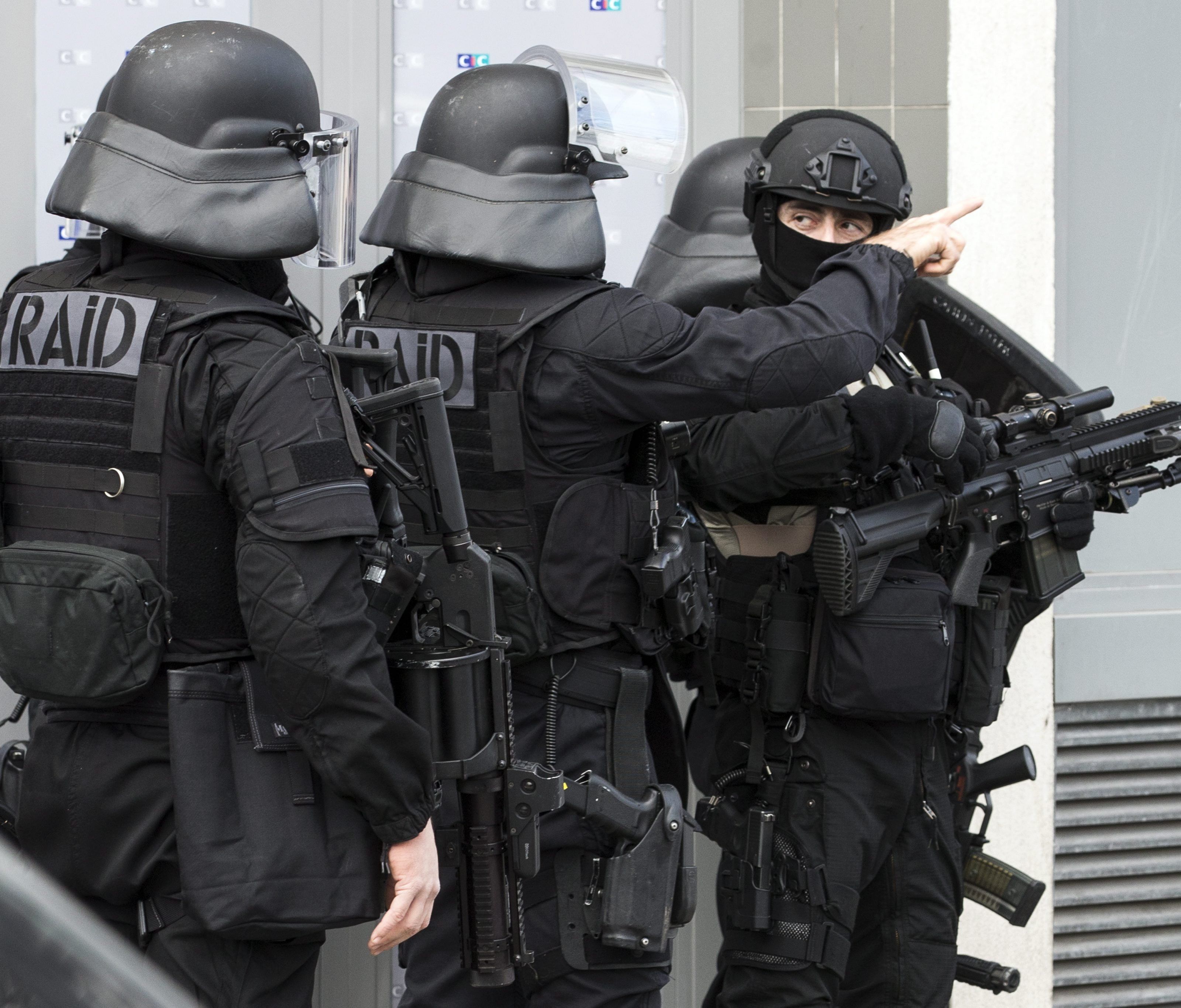 Mitteilung der französischen Staatsanwaltschaft an Außenministerium. Mitteilung der französischen Staatsanwaltschaft an Außenministerium.