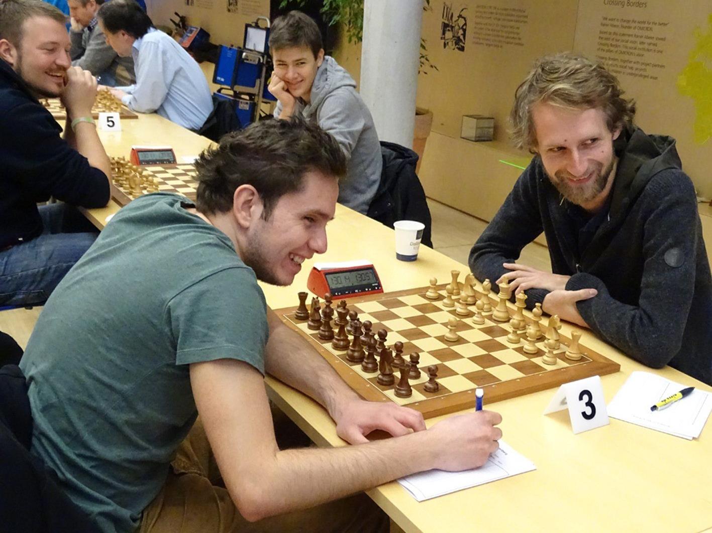 Gute Stimmung herrscht unter den Spielern während den Schach-Partien.