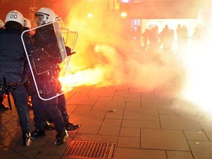 Beim Akademikerball 2014 ist es in Wien zu Ausschreitungen gekommen. Beim Akademikerball 2014 ist es in Wien zu Ausschreitungen gekommen.