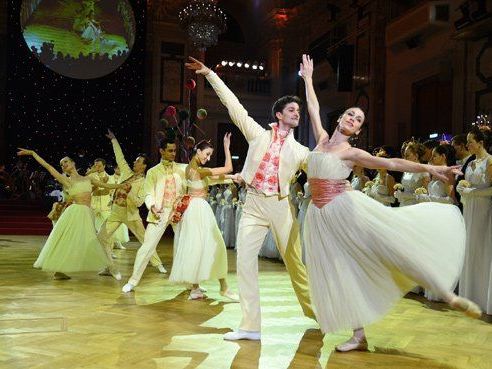 Die künstlerischen Einlagen begeisterten am Silvesterball. Die künstlerischen Einlagen begeisterten am Silvesterball.