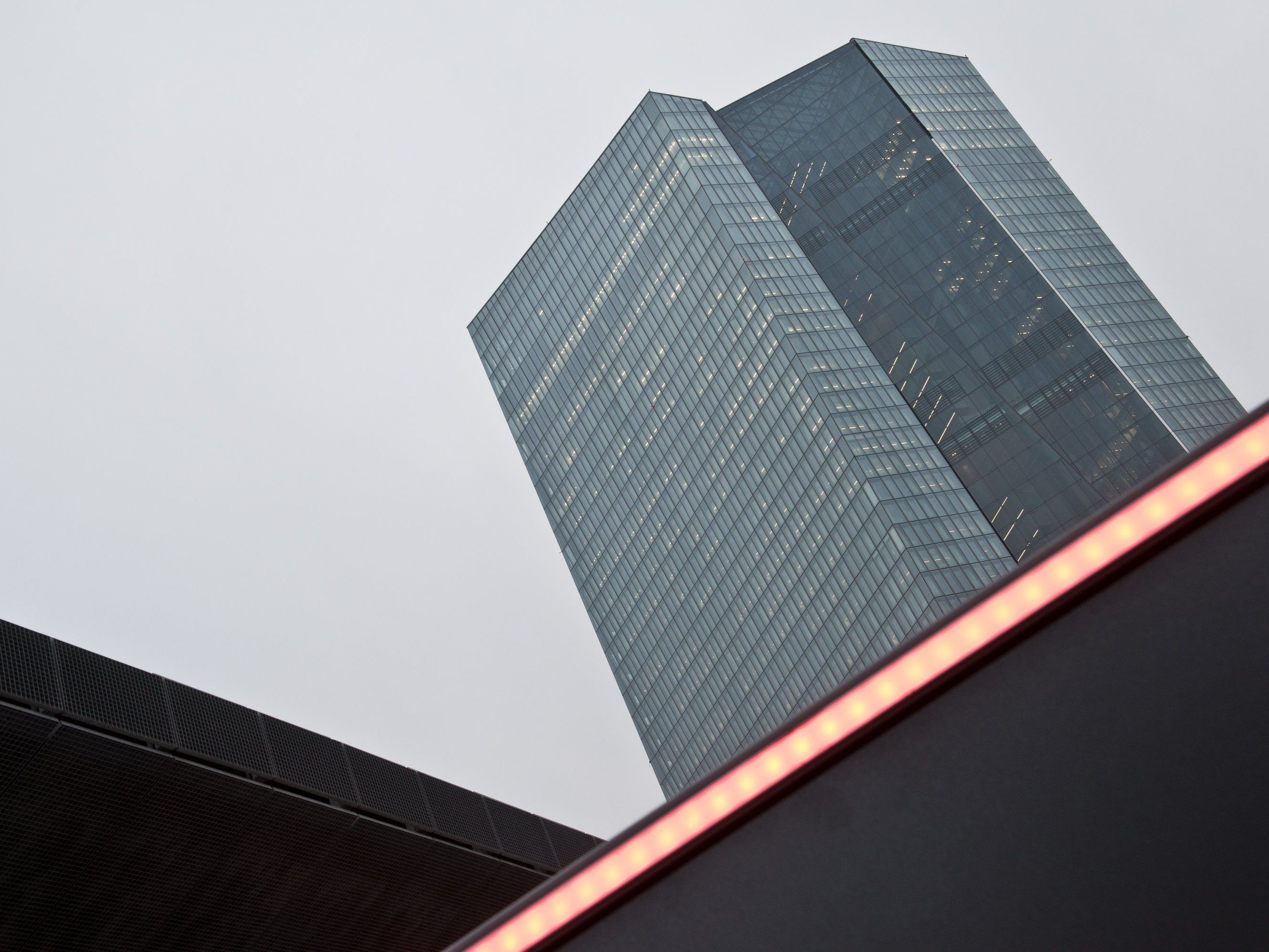 Anleihenkaufprogramm "illegal und unsolide Staatsfinanzierung" durch die Notenpresse. Anleihenkaufprogramm "illegal und unsolide Staatsfinanzierung" durch die Notenpresse.