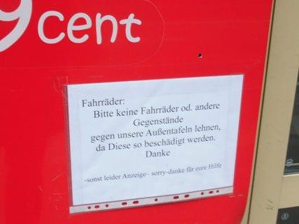 Fahrräder sind in Wien nicht überall gerne gesehen. Fahrräder sind in Wien nicht überall gerne gesehen.