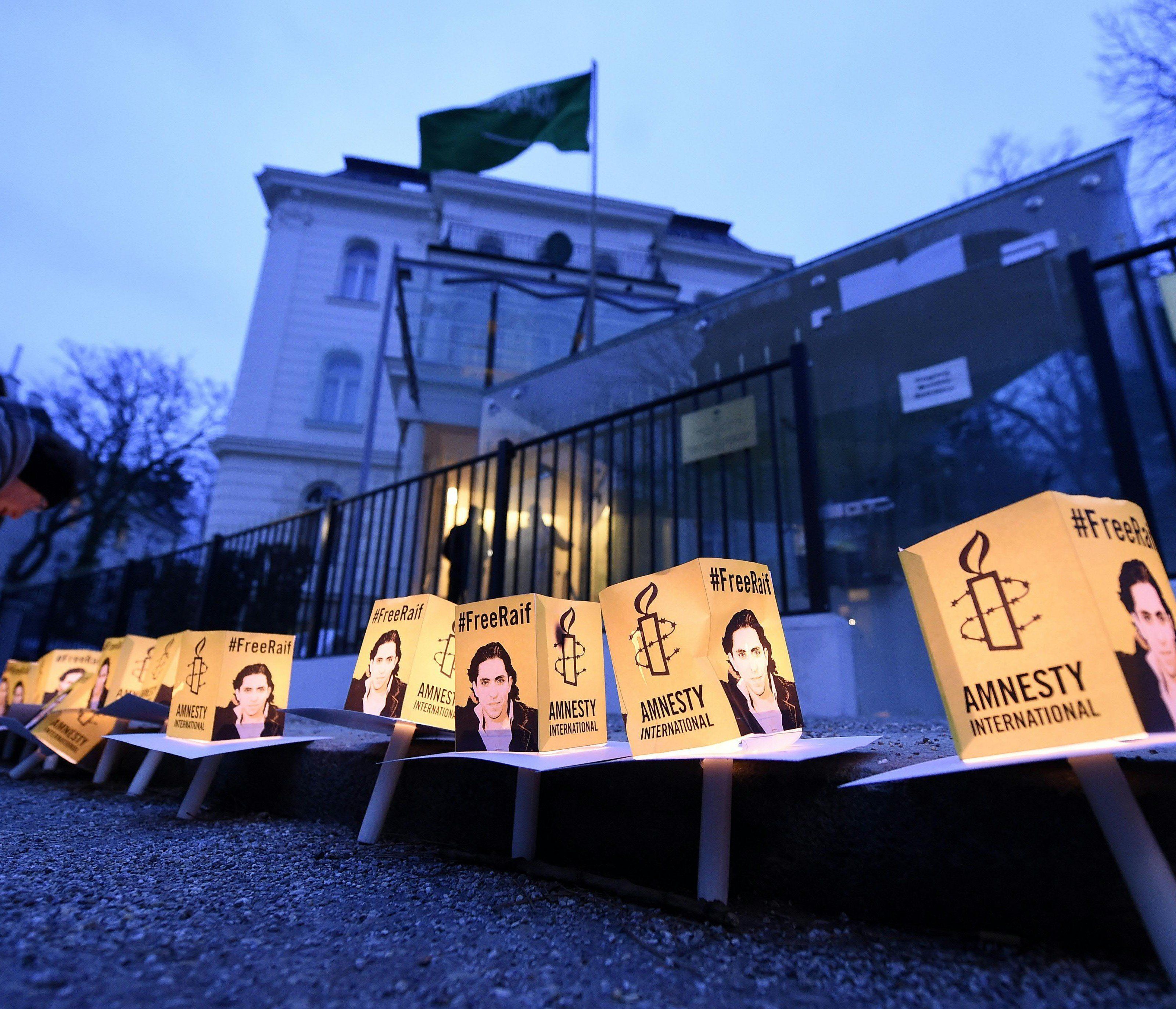 Trotz internationaler Kritik droht Badawi die nächste Tranche an Stockschlägen. Trotz internationaler Kritik droht Badawi die nächste Tranche an Stockschlägen.