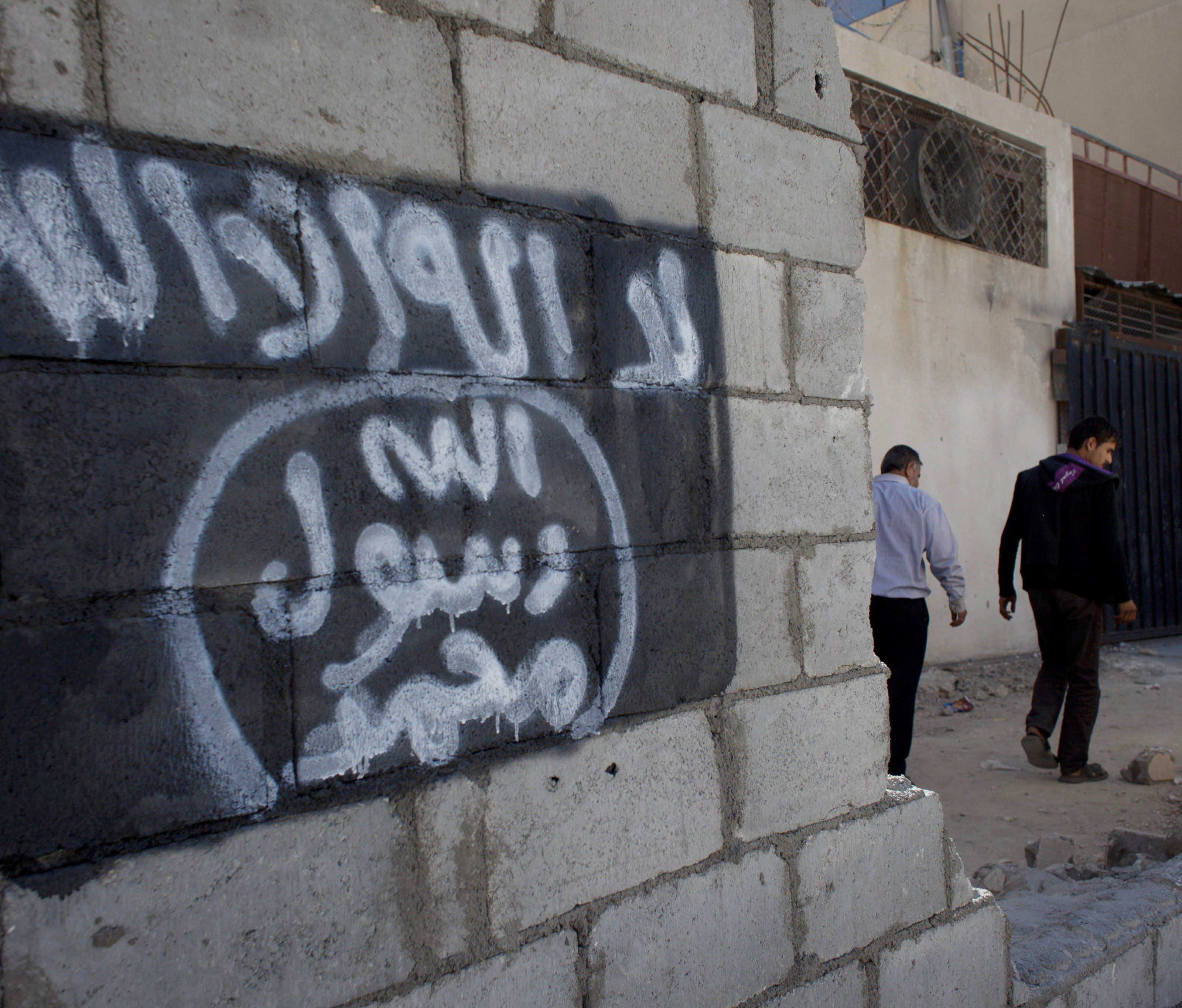 Islamischer Staat (im Bild deren Flagge) und Al-Kaida: Brüder im Geiste, Kampf bis aufs Messer. Islamischer Staat (im Bild deren Flagge) und Al-Kaida: Brüder im Geiste, Kampf bis aufs Messer.