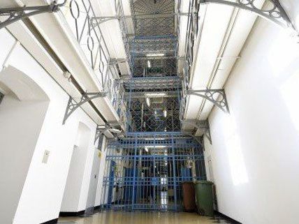 Bis zu drei Jahre Haft drohen dem Justizwachebeamten. Bis zu drei Jahre Haft drohen dem Justizwachebeamten.