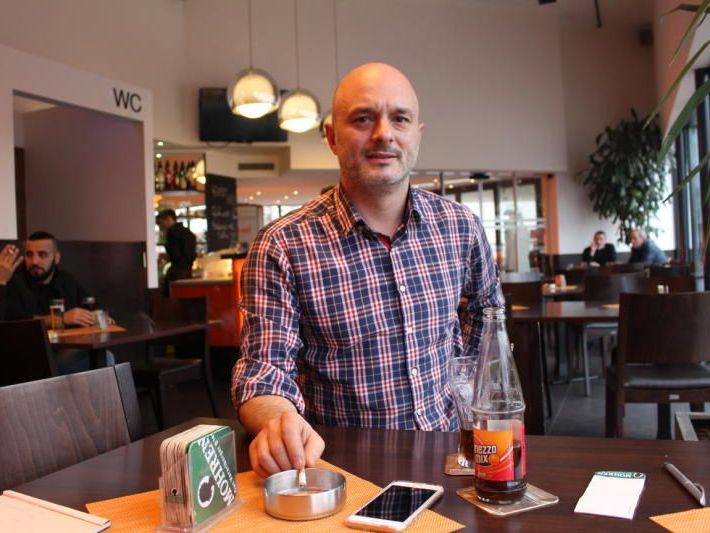 Noch darf Mustafa Hazir in seinem Lokal rauchen. Noch darf Mustafa Hazir in seinem Lokal rauchen.