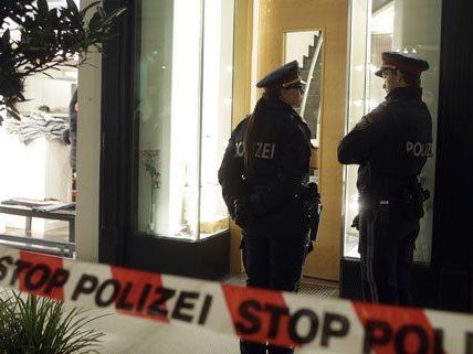 Der "Pink Panther"-Bande werden mehrere Juwelierraube angelastet. Der "Pink Panther"-Bande werden mehrere Juwelierraube angelastet.