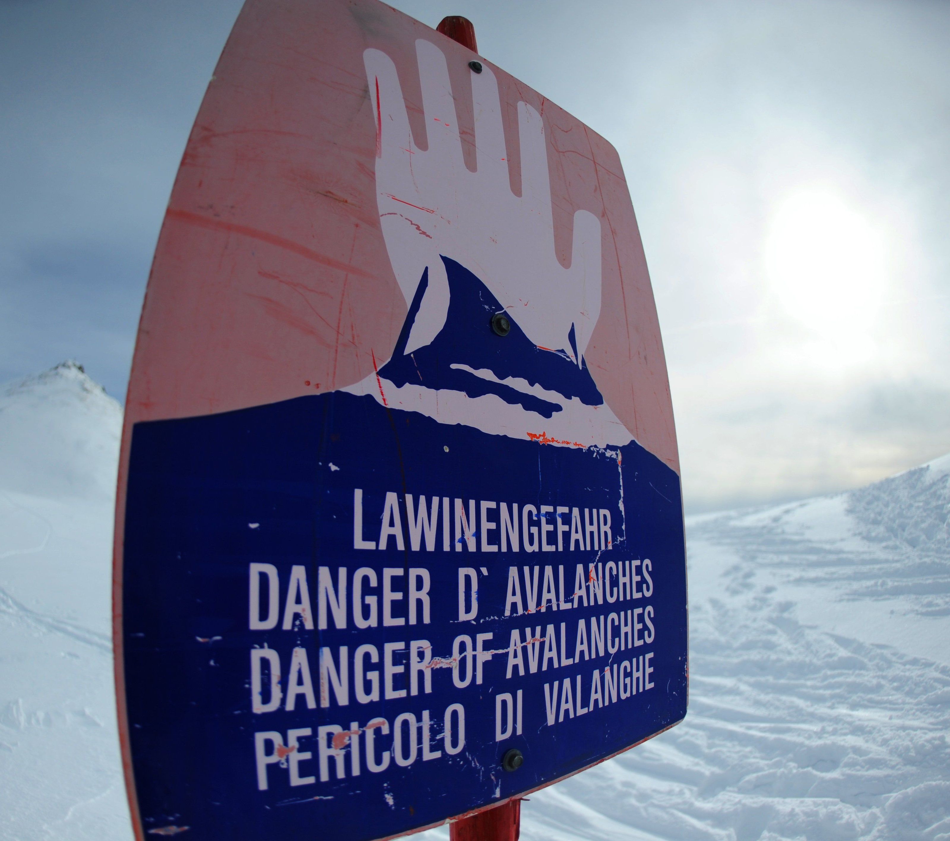 Person bei Lawinenabgang in Lech verschüttet. Person bei Lawinenabgang in Lech verschüttet.