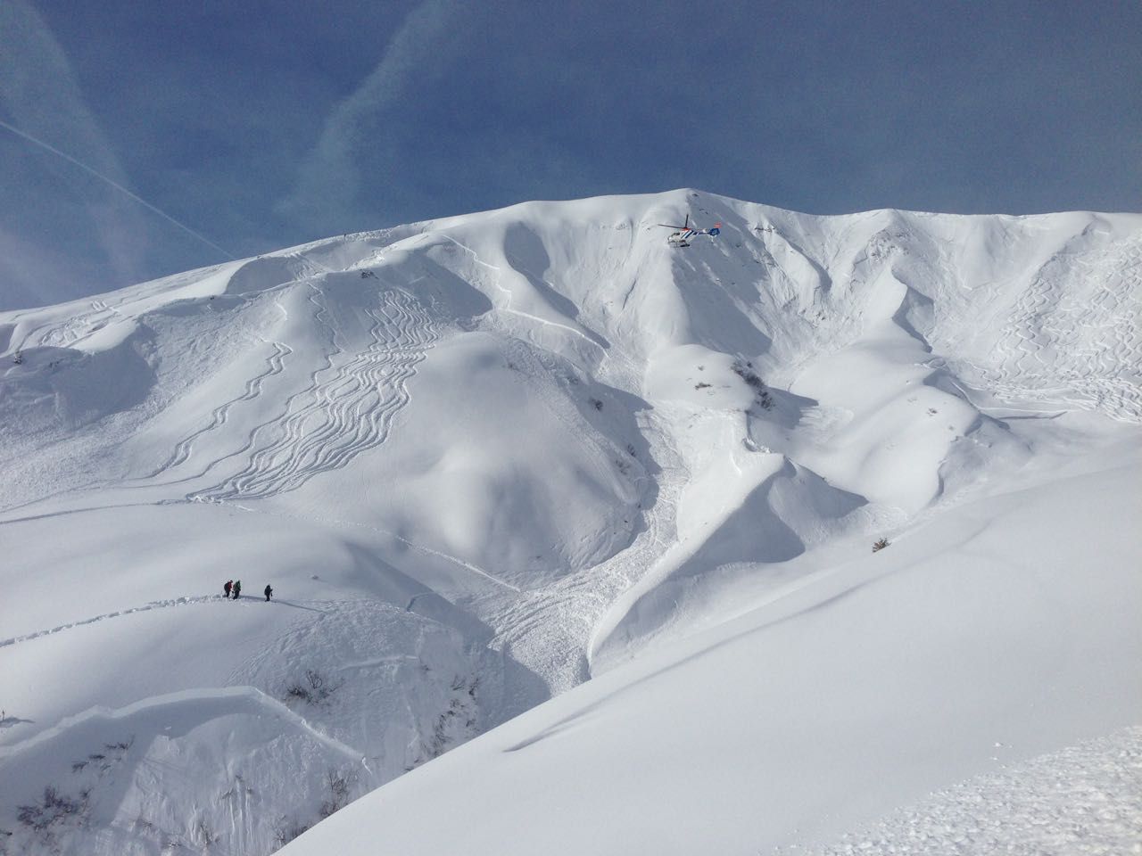 Foto vom Lawinenkegel am Unglücksort in Lech. Foto vom Lawinenkegel am Unglücksort in Lech.