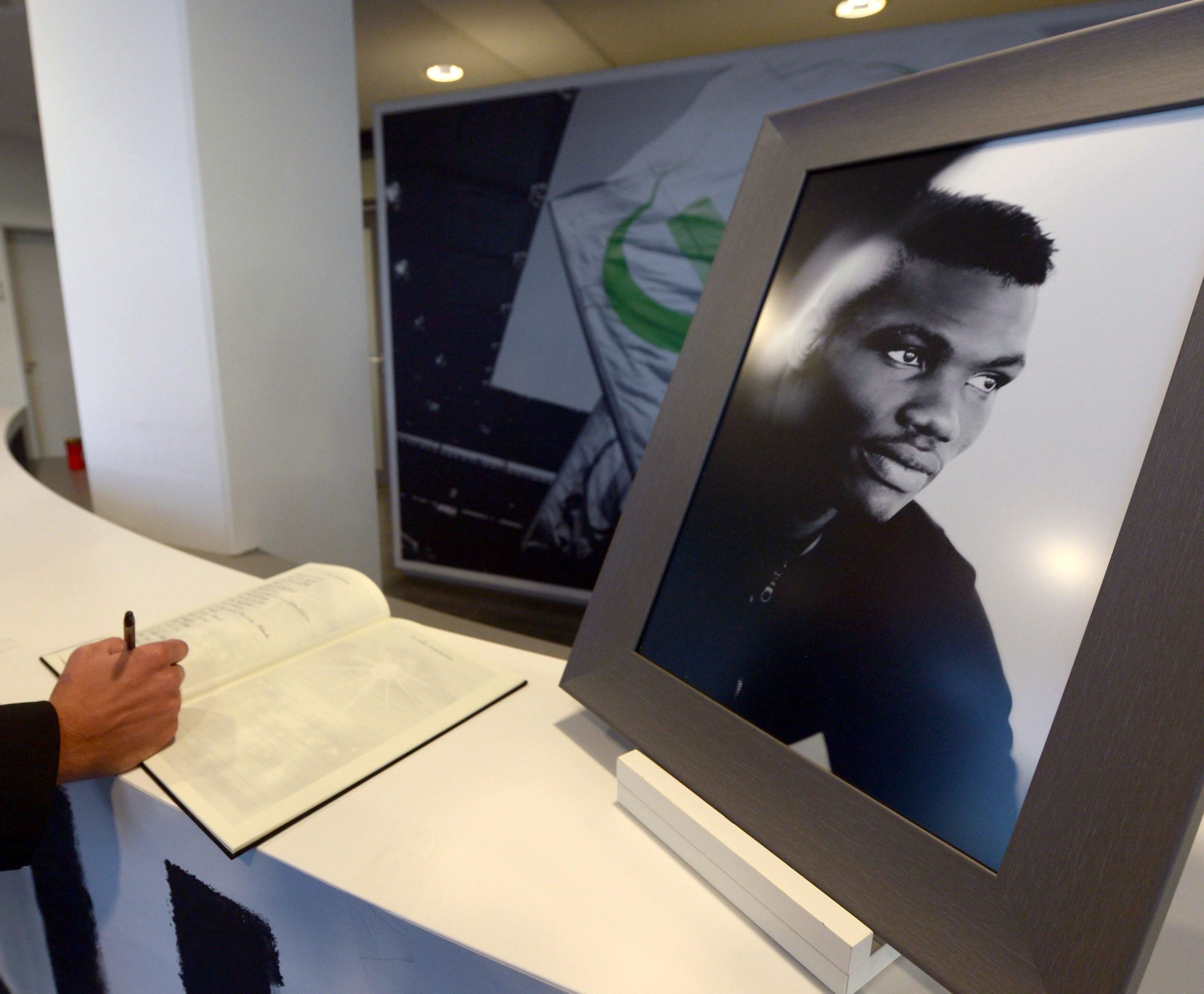 Schock und Trauer nach Tod von Bundesliga-Profi Malanda. Schock und Trauer nach Tod von Bundesliga-Profi Malanda.