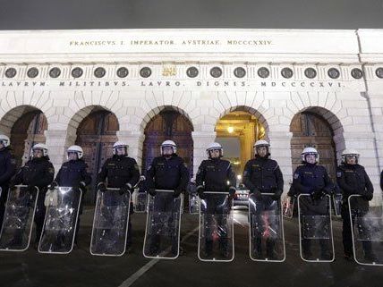 2.500 Polizisten sollen am Akademikerball-Tag eingesetzt werden. 2.500 Polizisten sollen am Akademikerball-Tag eingesetzt werden.