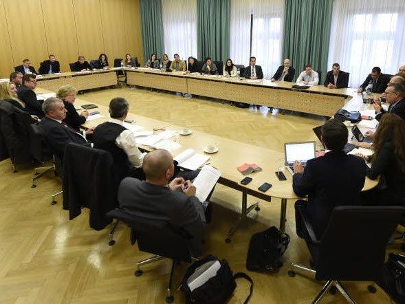 Standesvertreter der Richter und Staatsanwälte beraten über den Protest gegen das neue Beamtendienstrecht Standesvertreter der Richter und Staatsanwälte beraten über den Protest gegen das neue Beamtendienstrecht