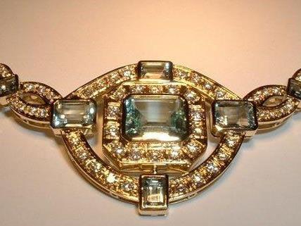 Insgesamt soll bei dem Einbruch Schmuck im Wert von 100.000 Euro gestohlen worden sein. Insgesamt soll bei dem Einbruch Schmuck im Wert von 100.000 Euro gestohlen worden sein.