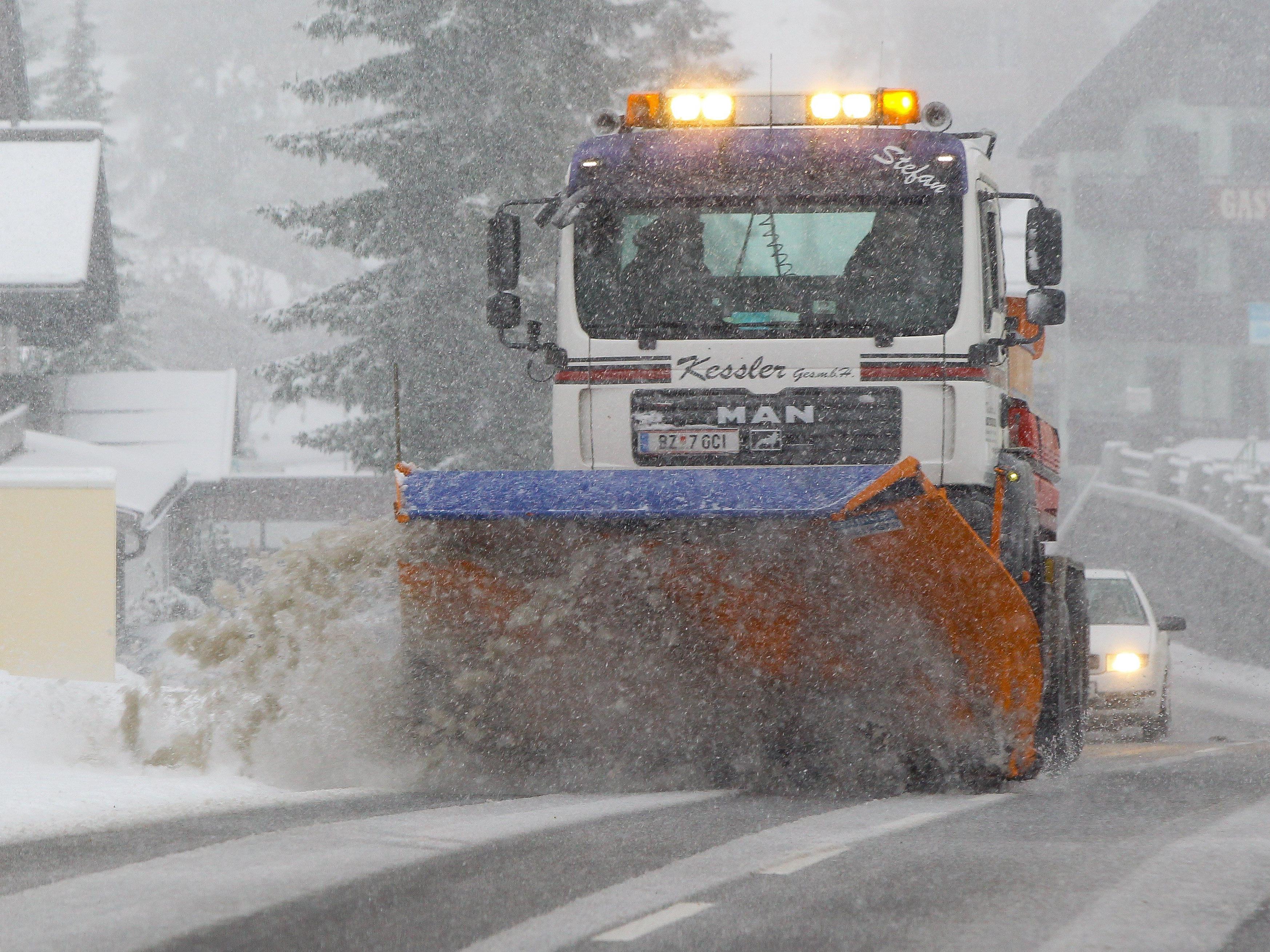 Schnee sorgt für schwierige Fahrbahnverhältnisse.
