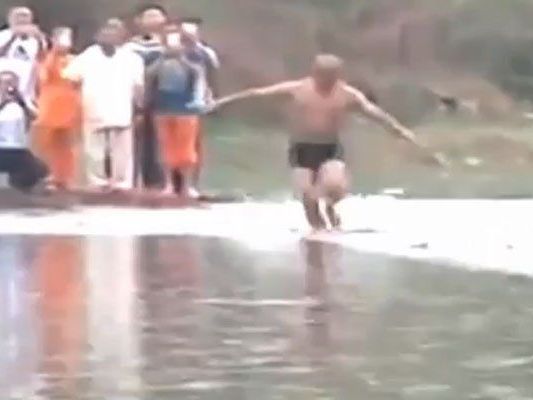 Zehn Jahre hat der Mönch trainiert. Zehn Jahre hat der Mönch trainiert.