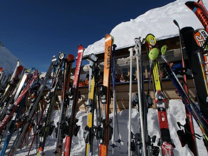 Beliebte Gaunereien in den Wintersportorten sind der echte und der vorgetäuschte Skidiebstahl.