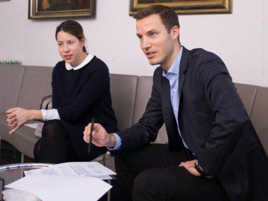 Stefanie Walser, Vorsitzende der Jungen Wirtschaft Vorarlberg (JWV) und JWV-Geschäftsführer Peter Flatscher im VN-Gespräch. Stefanie Walser, Vorsitzende der Jungen Wirtschaft Vorarlberg (JWV) und JWV-Geschäftsführer Peter Flatscher im VN-Gespräch.