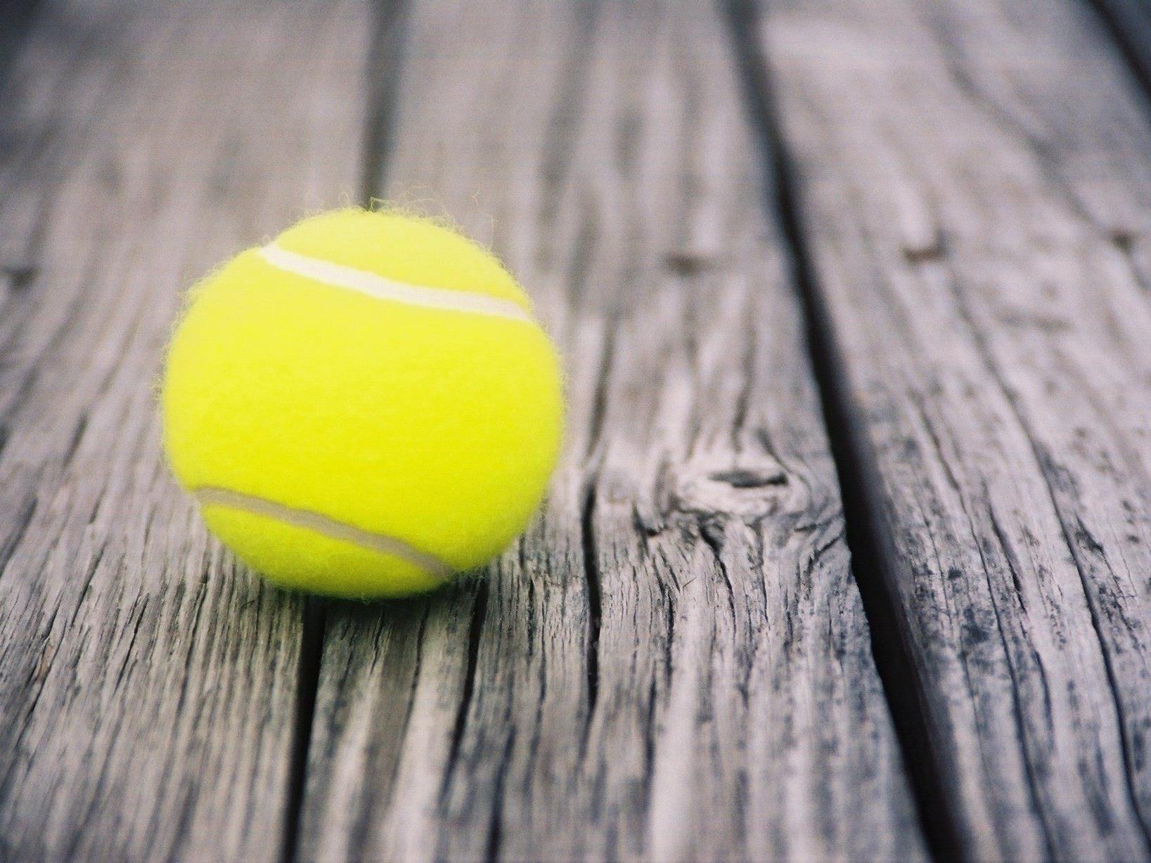 Durch geworfenen Tennisball verletzt: Lehrerin klagt Schüler.